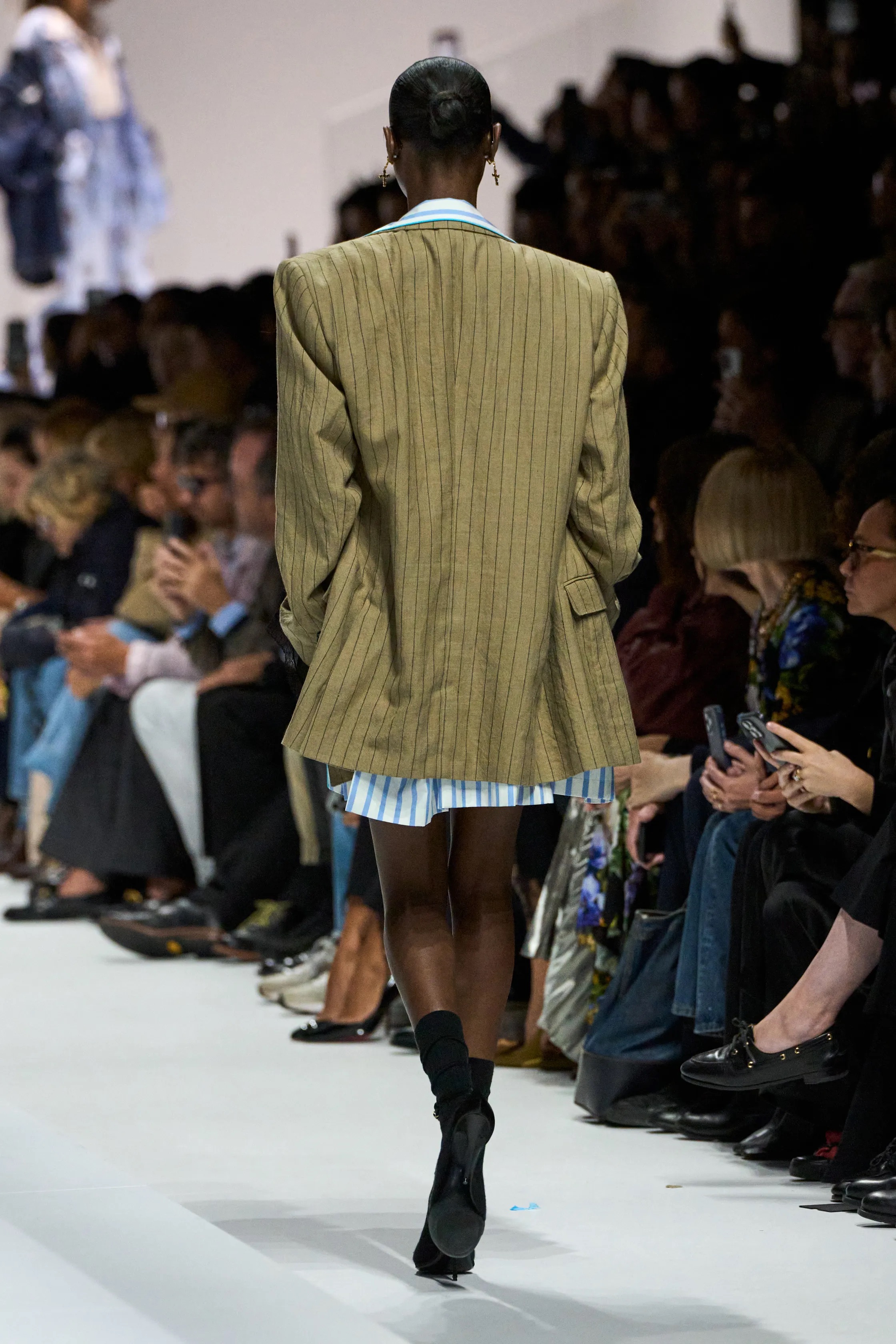 Оранжевый, бельевая эстетика и колорблокинг: Неделя моды в Милане весна-лето 2026 в макро- и микротрендах (фото 79)