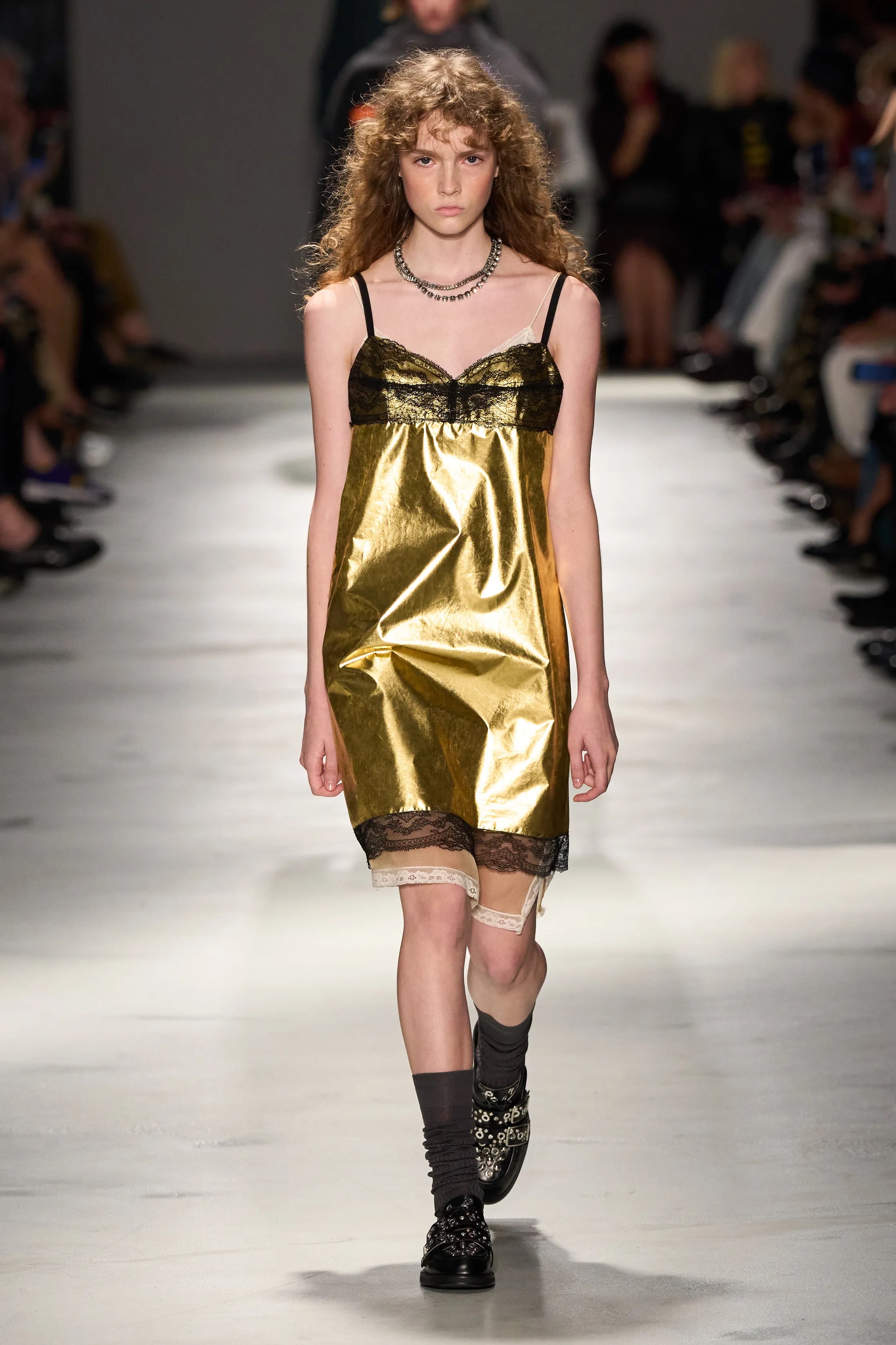 Оранжевый, бельевая эстетика и колорблокинг: Неделя моды в Милане весна-лето 2026 в макро- и микротрендах (фото 87)