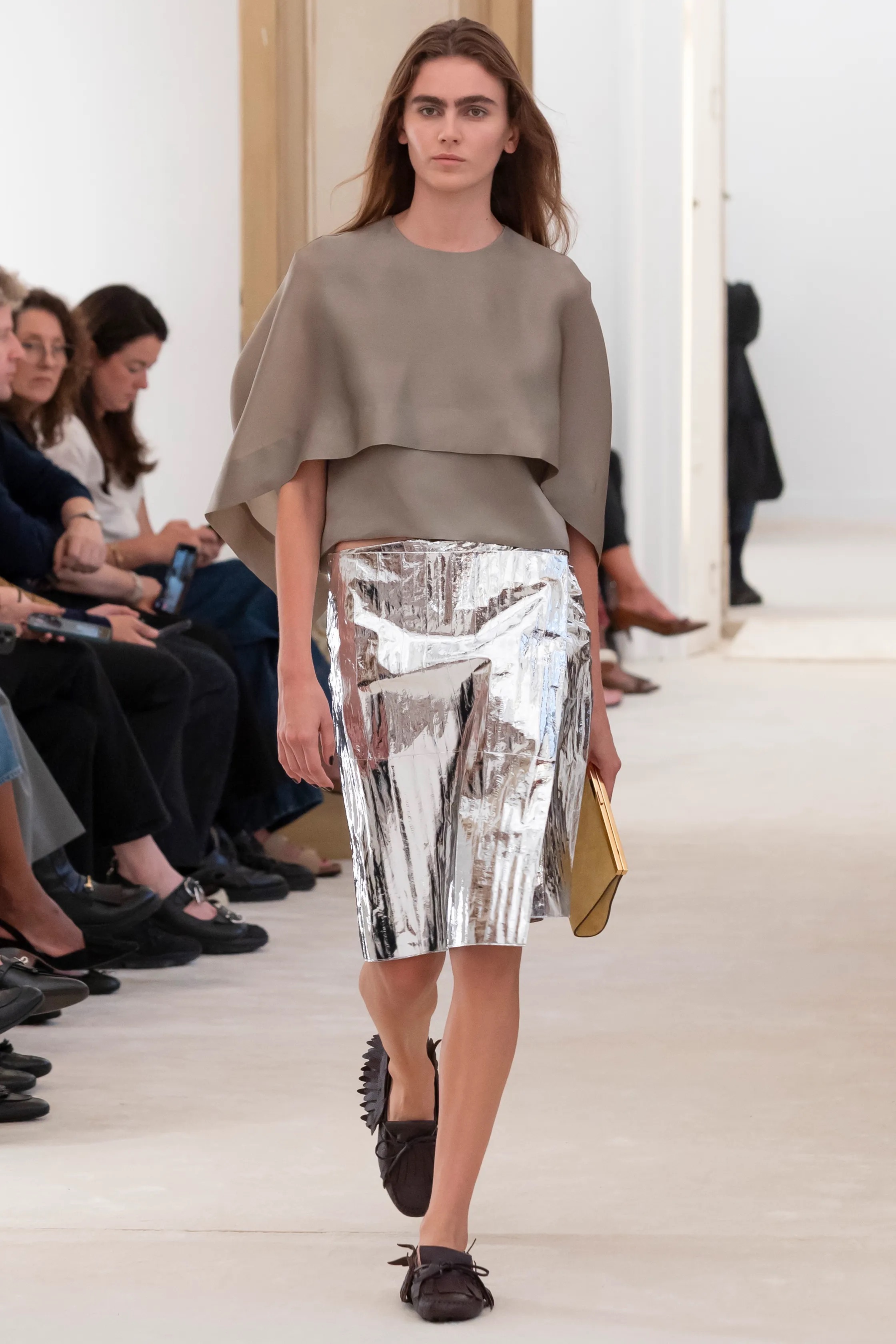 Оранжевый, бельевая эстетика и колорблокинг: Неделя моды в Милане весна-лето 2026 в макро- и микротрендах (фото 85)