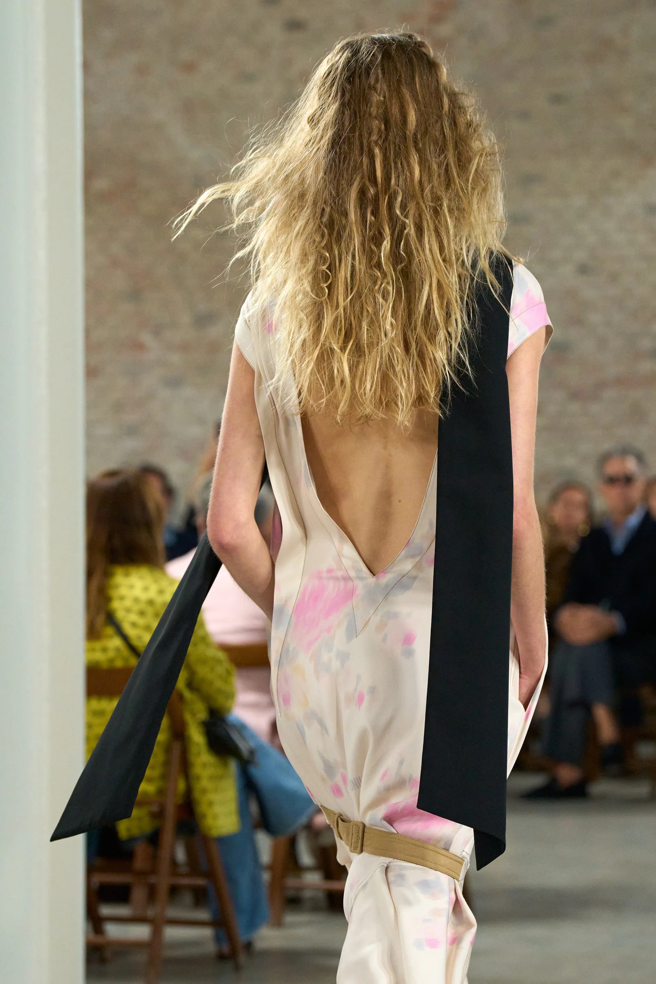 Оранжевый, бельевая эстетика и колорблокинг: Неделя моды в Милане весна-лето 2026 в макро- и микротрендах (фото 91)