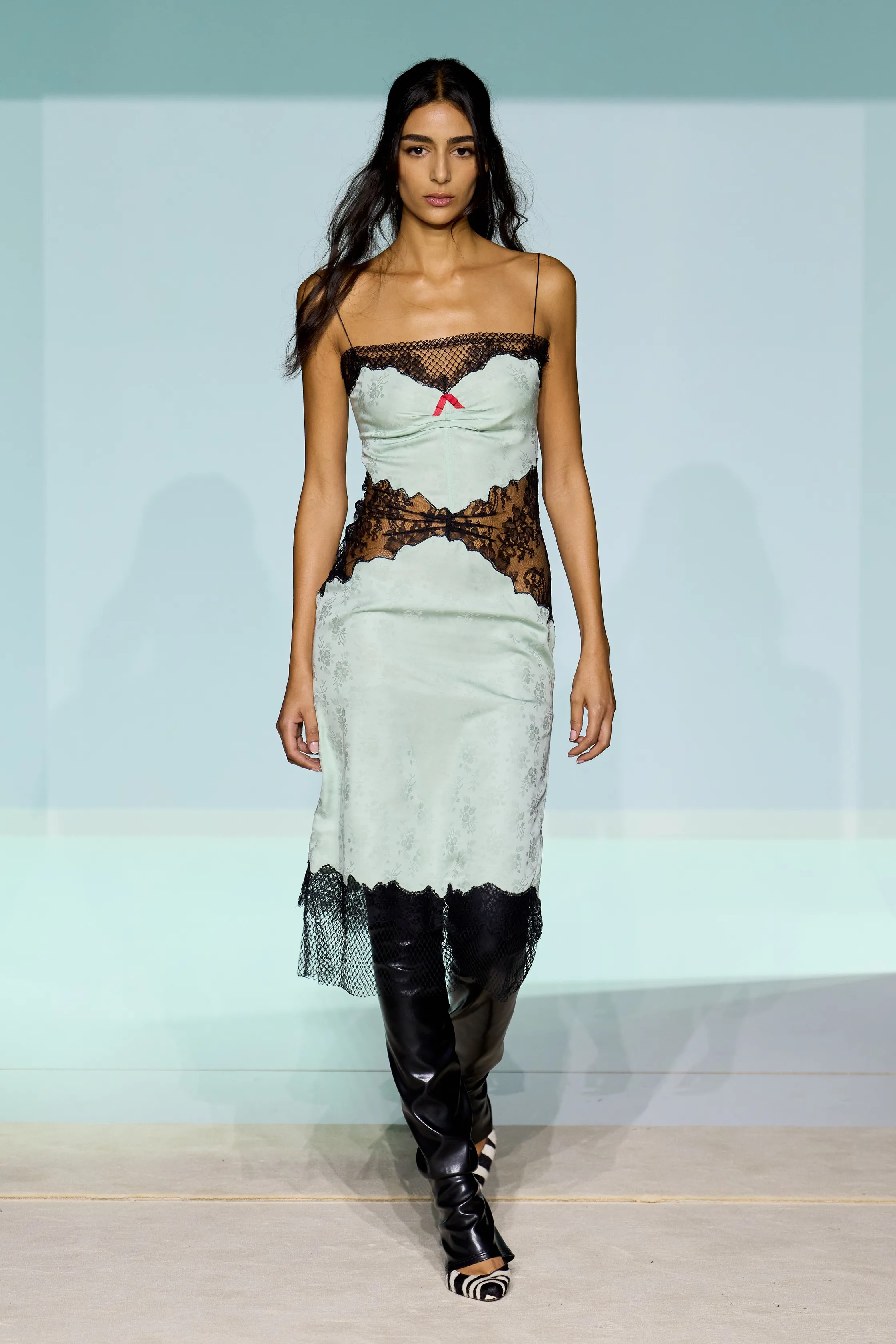 Оранжевый, бельевая эстетика и колорблокинг: Неделя моды в Милане весна-лето 2026 в макро- и микротрендах (фото 93)