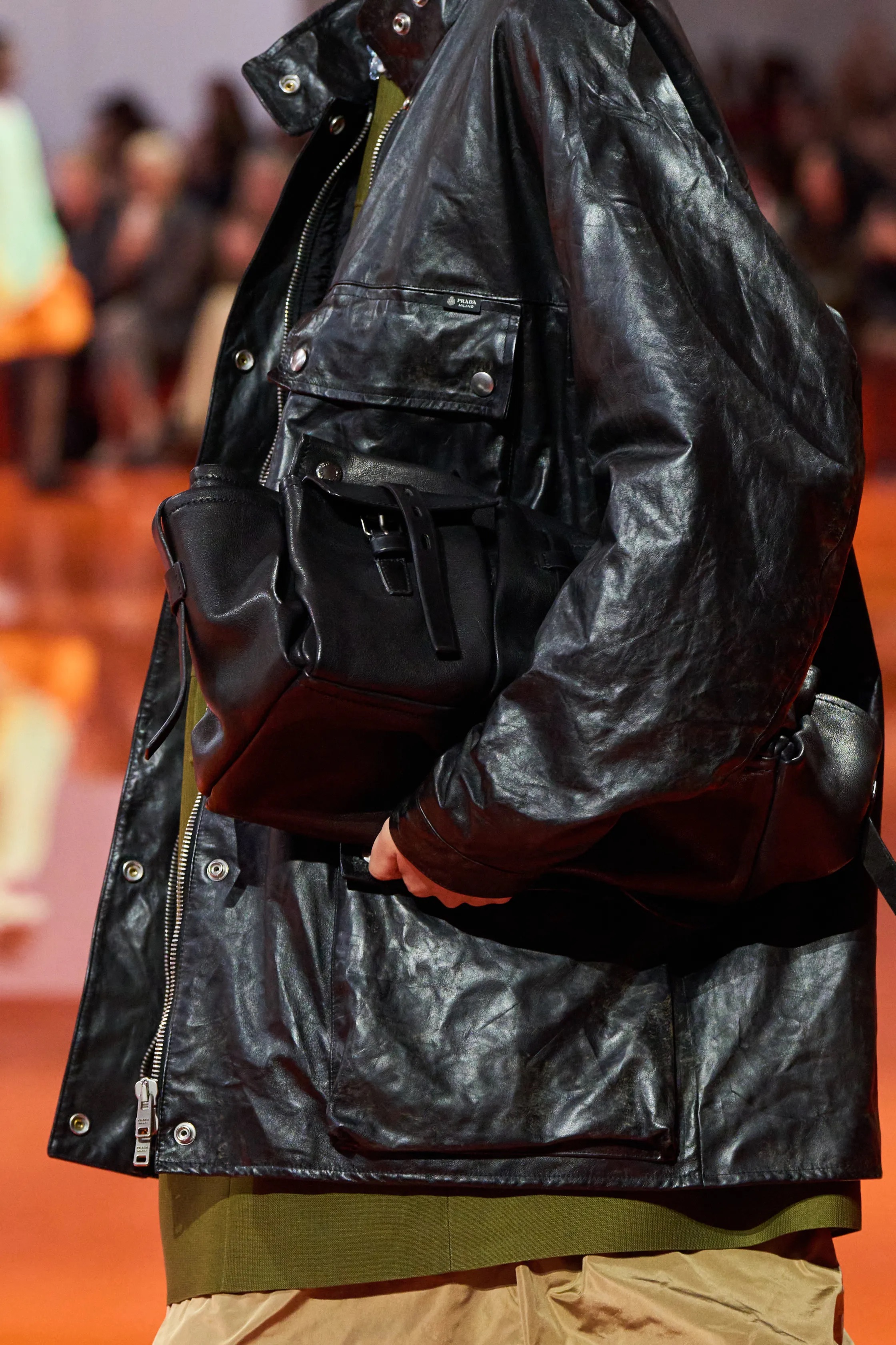 Оранжевый, бельевая эстетика и колорблокинг: Неделя моды в Милане весна-лето 2026 в макро- и микротрендах (фото 101)