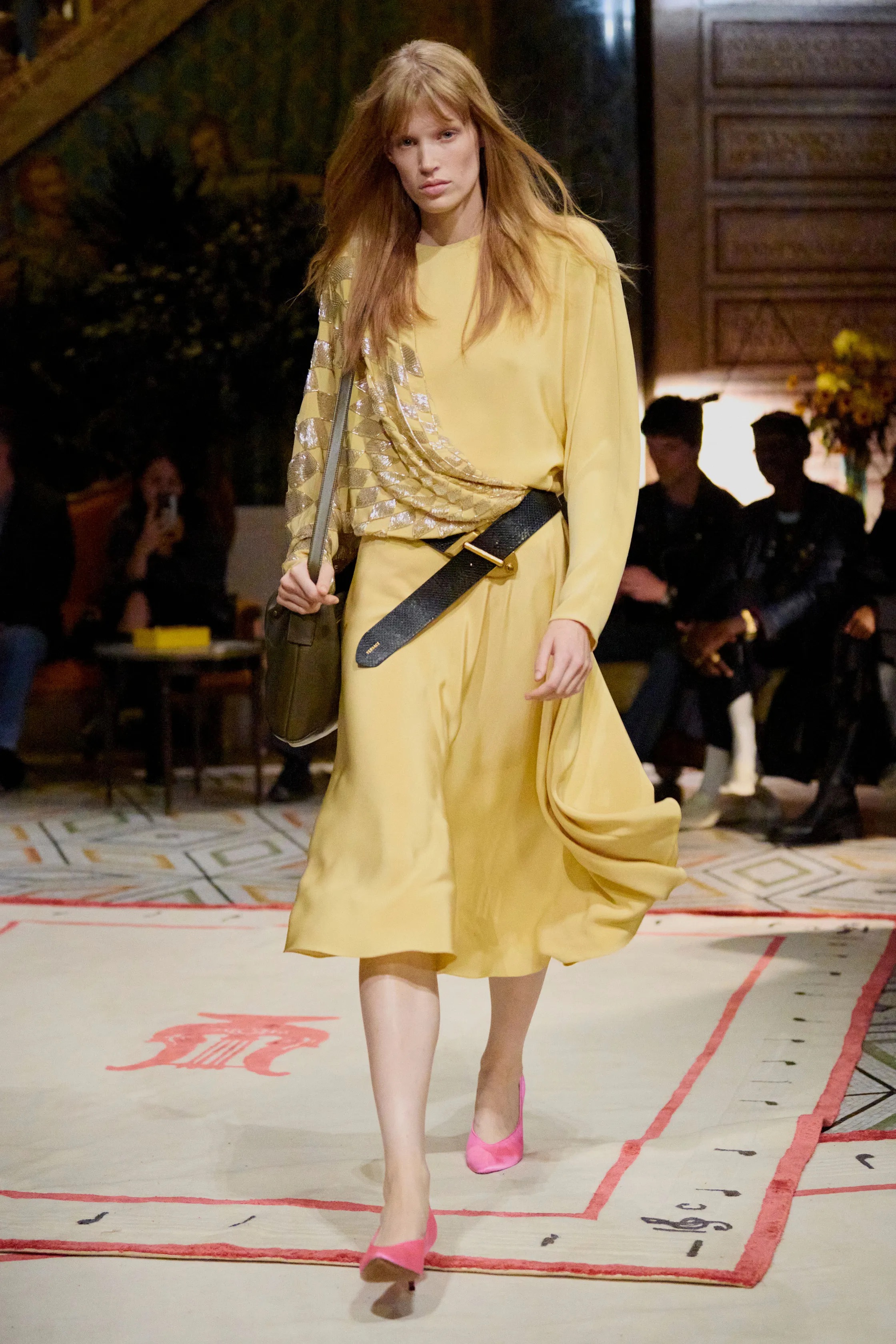 Оранжевый, бельевая эстетика и колорблокинг: Неделя моды в Милане весна-лето 2026 в макро- и микротрендах (фото 104)