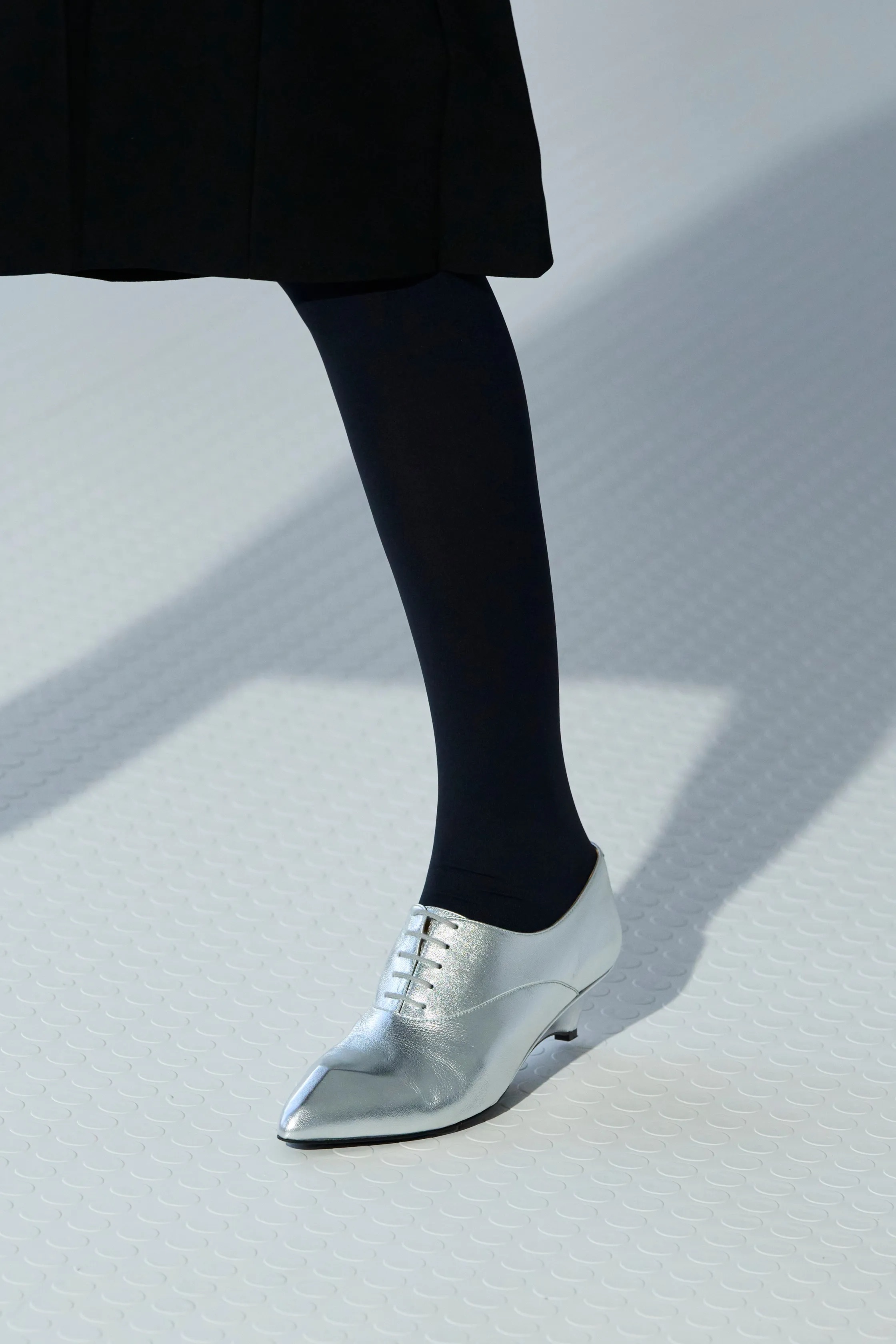 Оранжевый, бельевая эстетика и колорблокинг: Неделя моды в Милане весна-лето 2026 в макро- и микротрендах (фото 108)