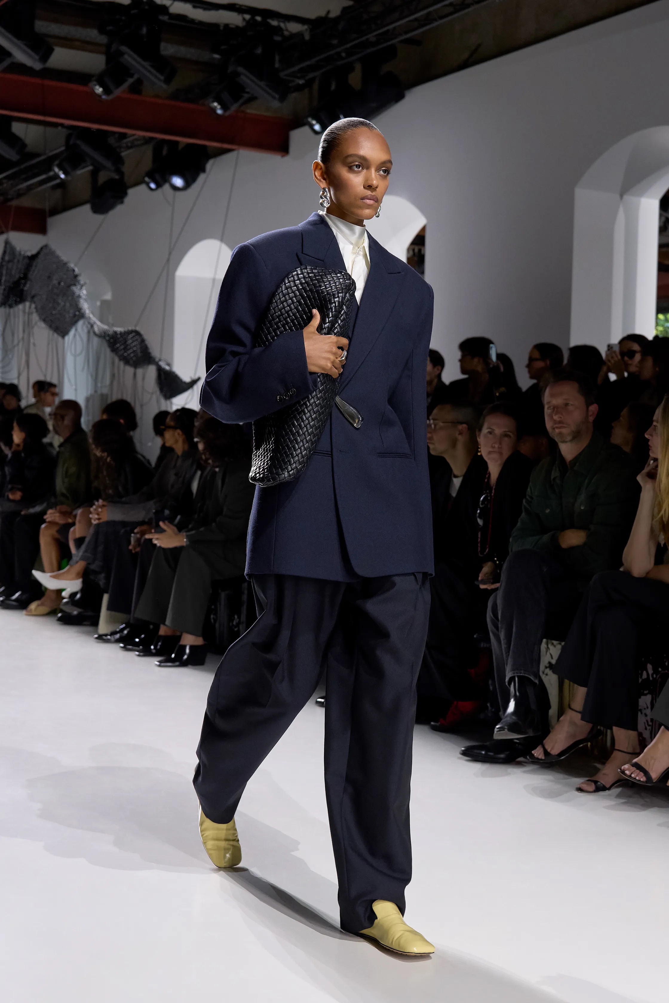 Оранжевый, бельевая эстетика и колорблокинг: Неделя моды в Милане весна-лето 2026 в макро- и микротрендах (фото 112)