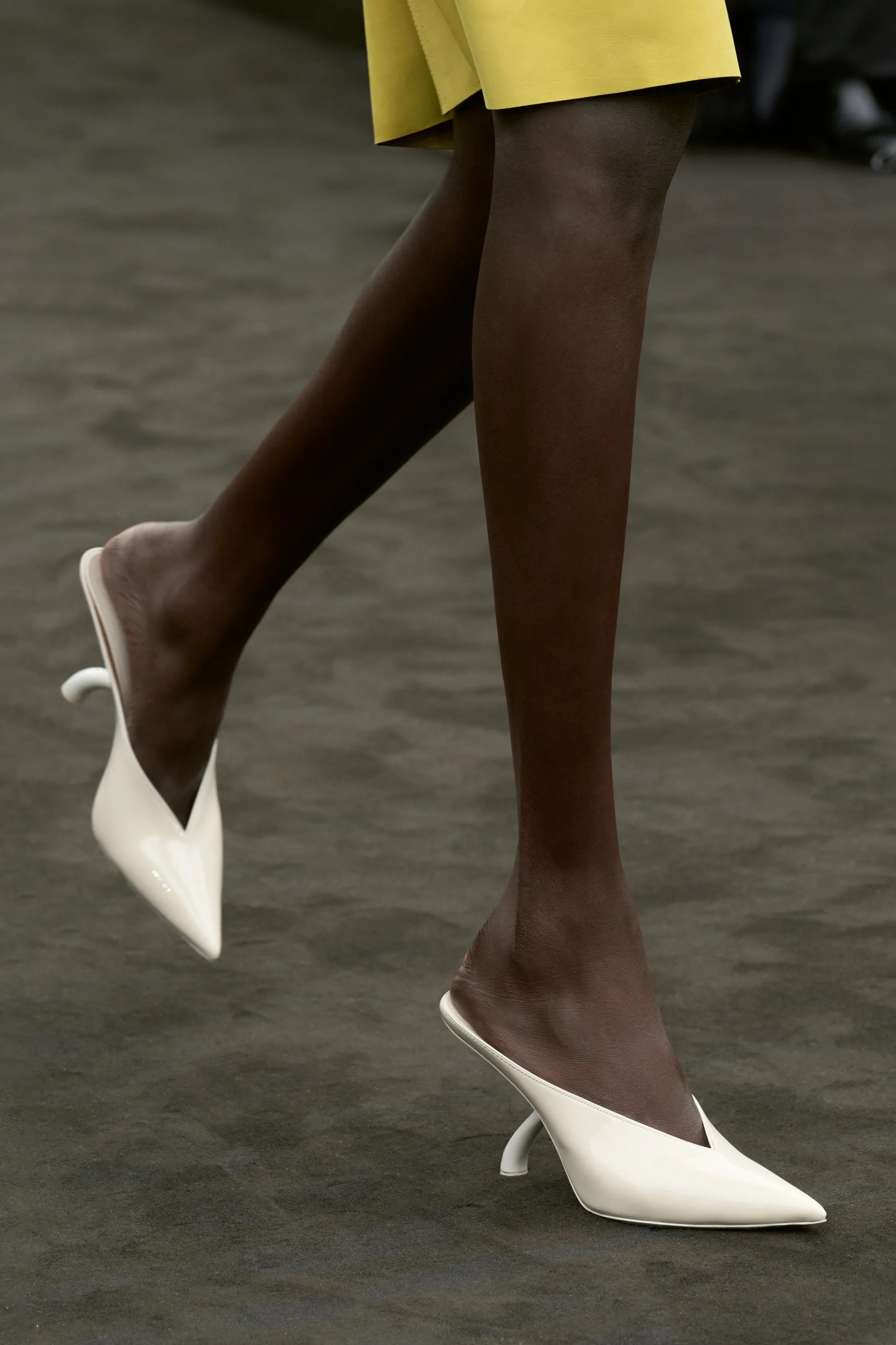 Оранжевый, бельевая эстетика и колорблокинг: Неделя моды в Милане весна-лето 2026 в макро- и микротрендах (фото 106)