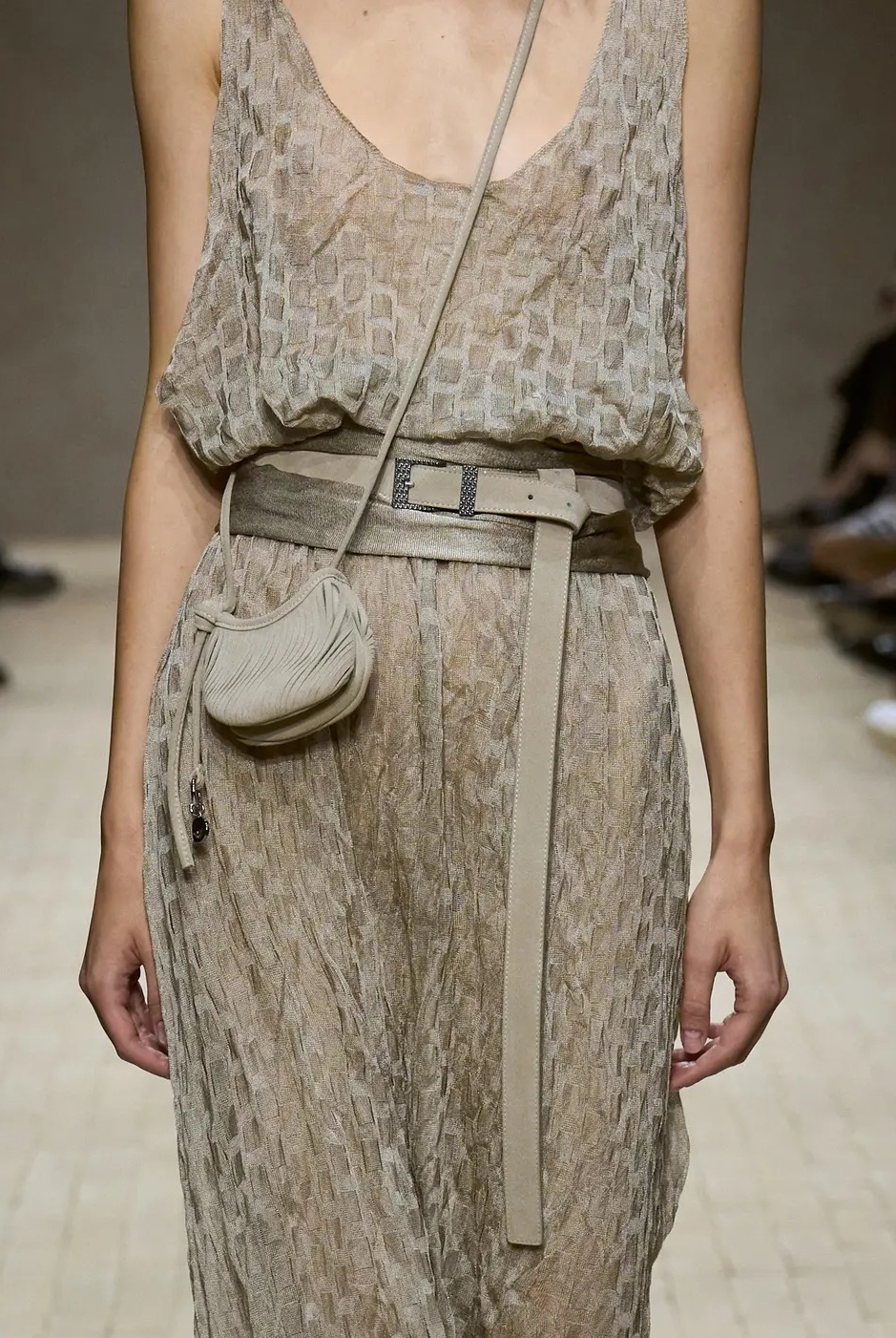 Оранжевый, бельевая эстетика и колорблокинг: Неделя моды в Милане весна-лето 2026 в макро- и микротрендах (фото 105)