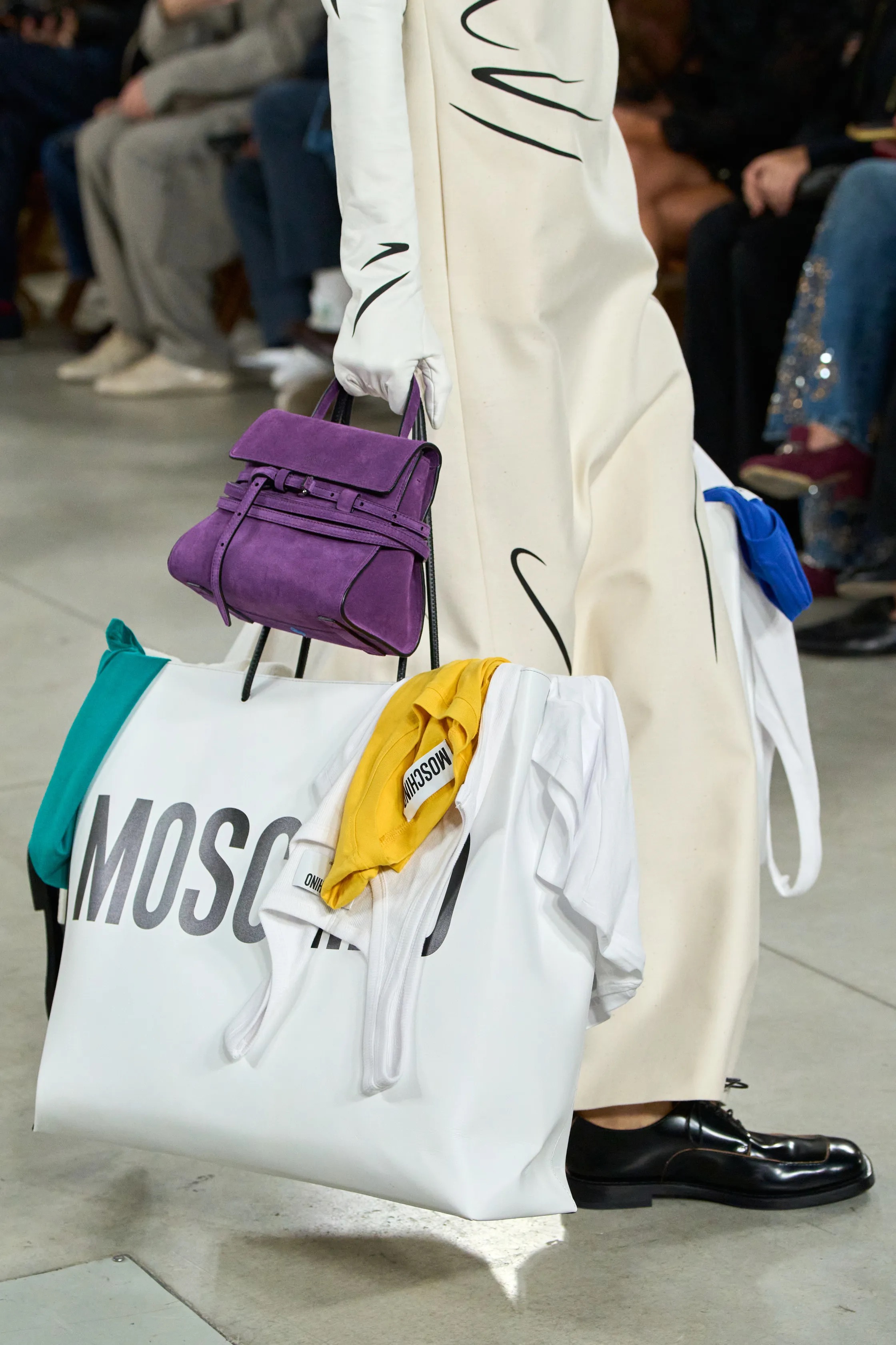 Оранжевый, бельевая эстетика и колорблокинг: Неделя моды в Милане весна-лето 2026 в макро- и микротрендах (фото 114)