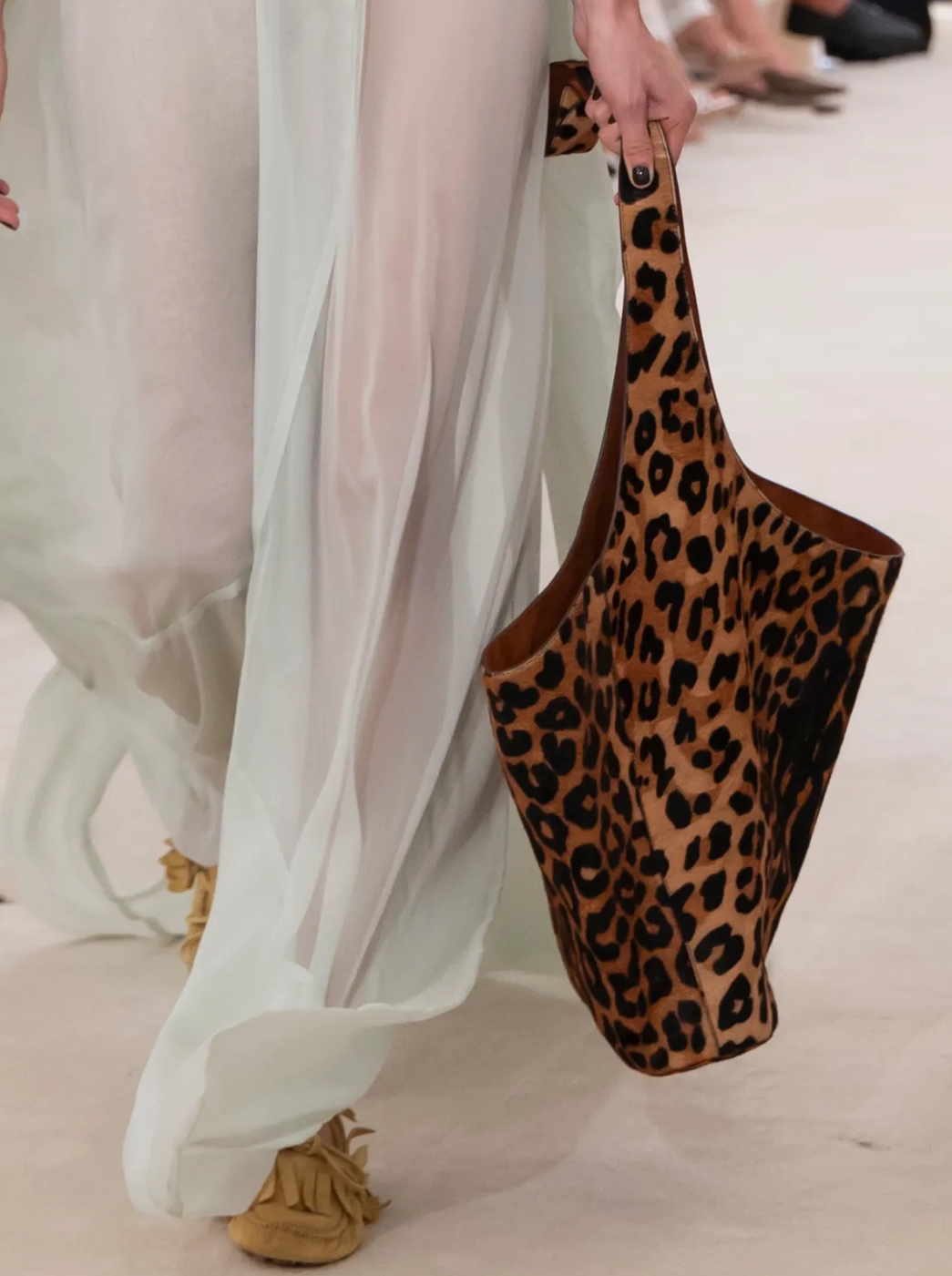 Оранжевый, бельевая эстетика и колорблокинг: Неделя моды в Милане весна-лето 2026 в макро- и микротрендах (фото 116)