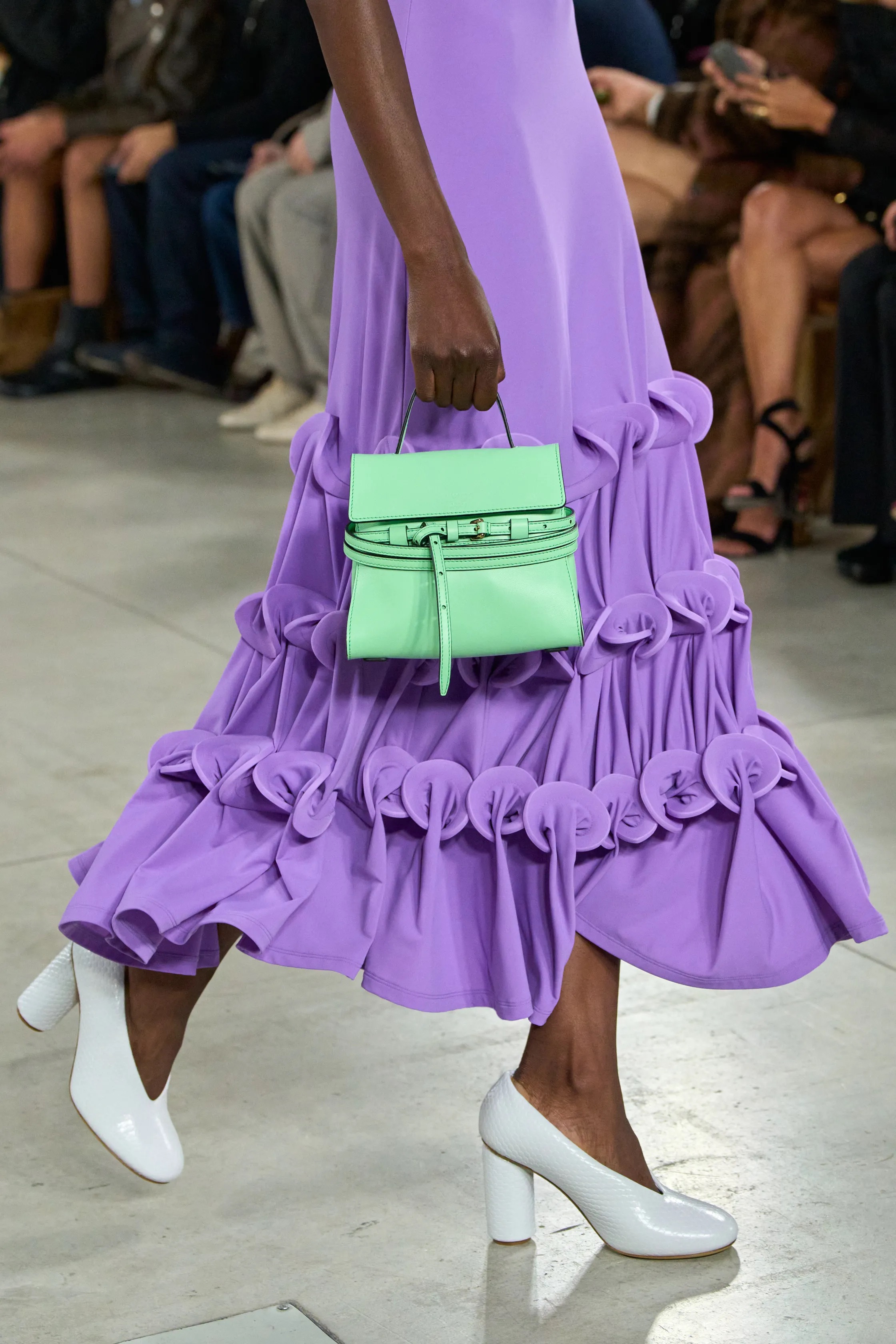 Оранжевый, бельевая эстетика и колорблокинг: Неделя моды в Милане весна-лето 2026 в макро- и микротрендах (фото 14)