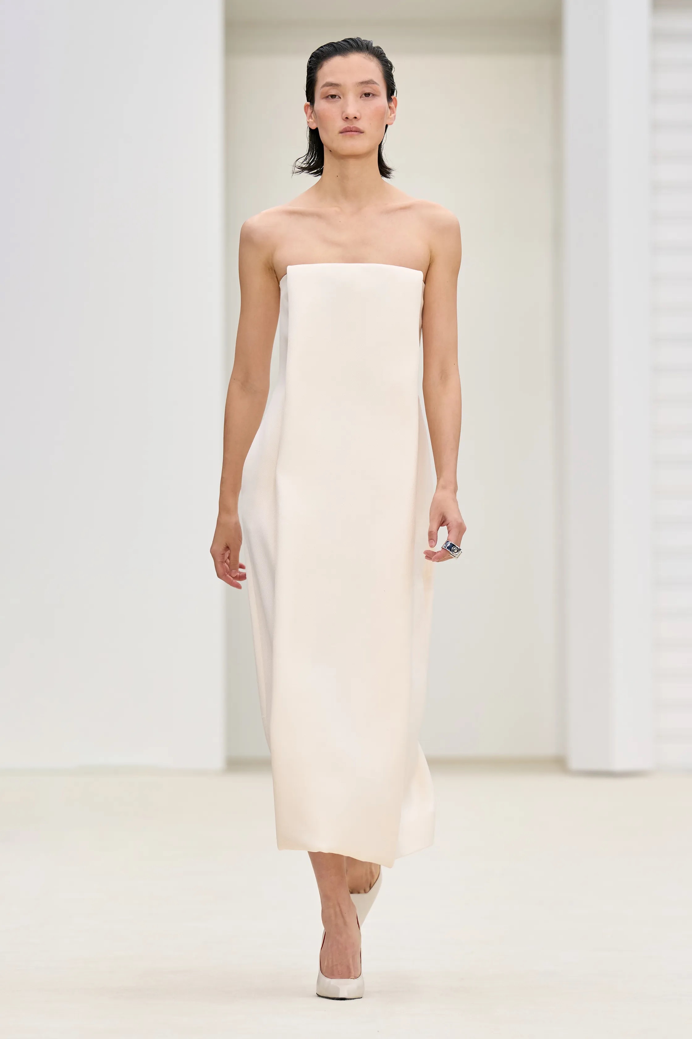 Оранжевый, бельевая эстетика и колорблокинг: Неделя моды в Милане весна-лето 2026 в макро- и микротрендах (фото 20)