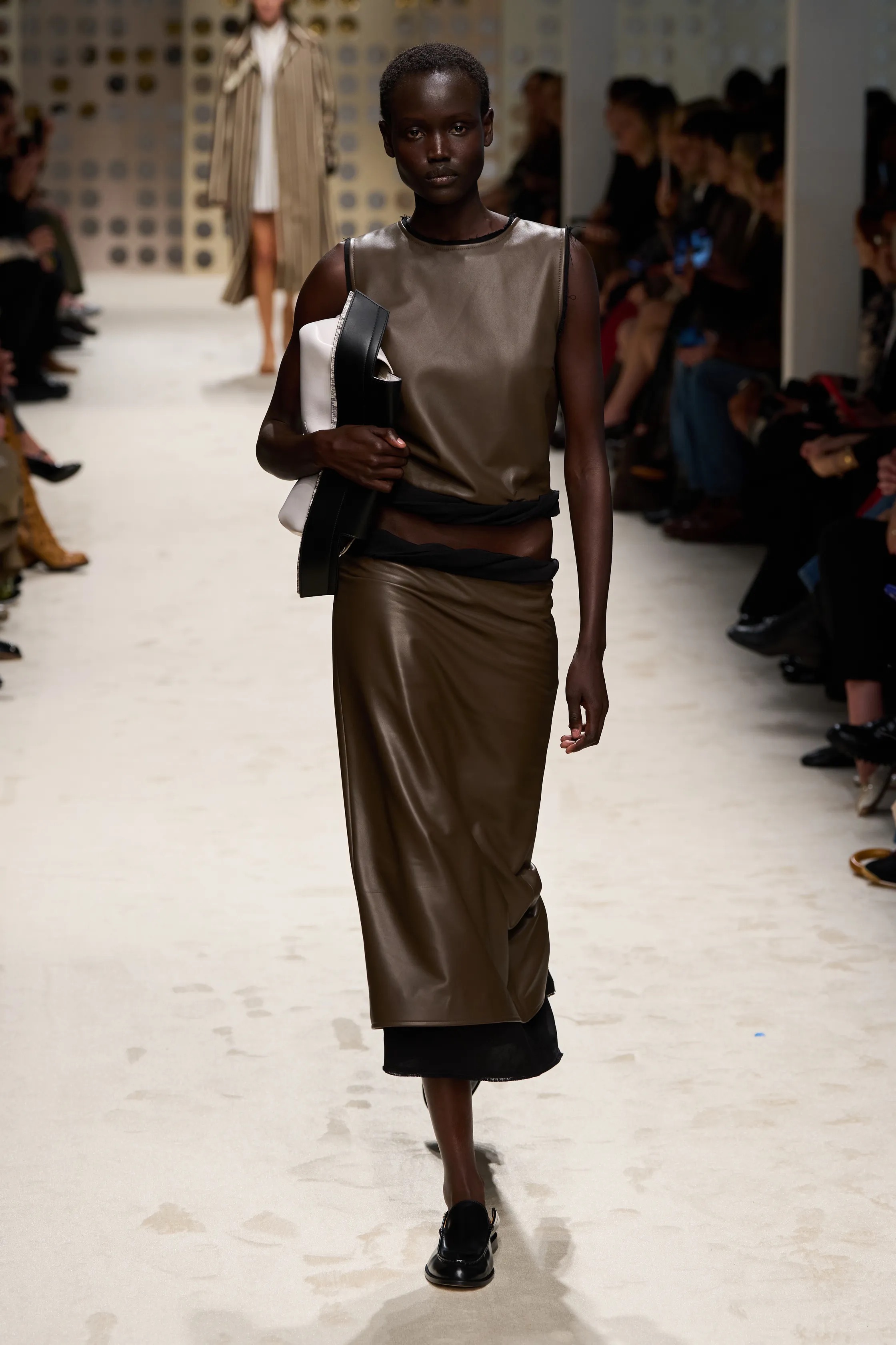 Оранжевый, бельевая эстетика и колорблокинг: Неделя моды в Милане весна-лето 2026 в макро- и микротрендах (фото 28)