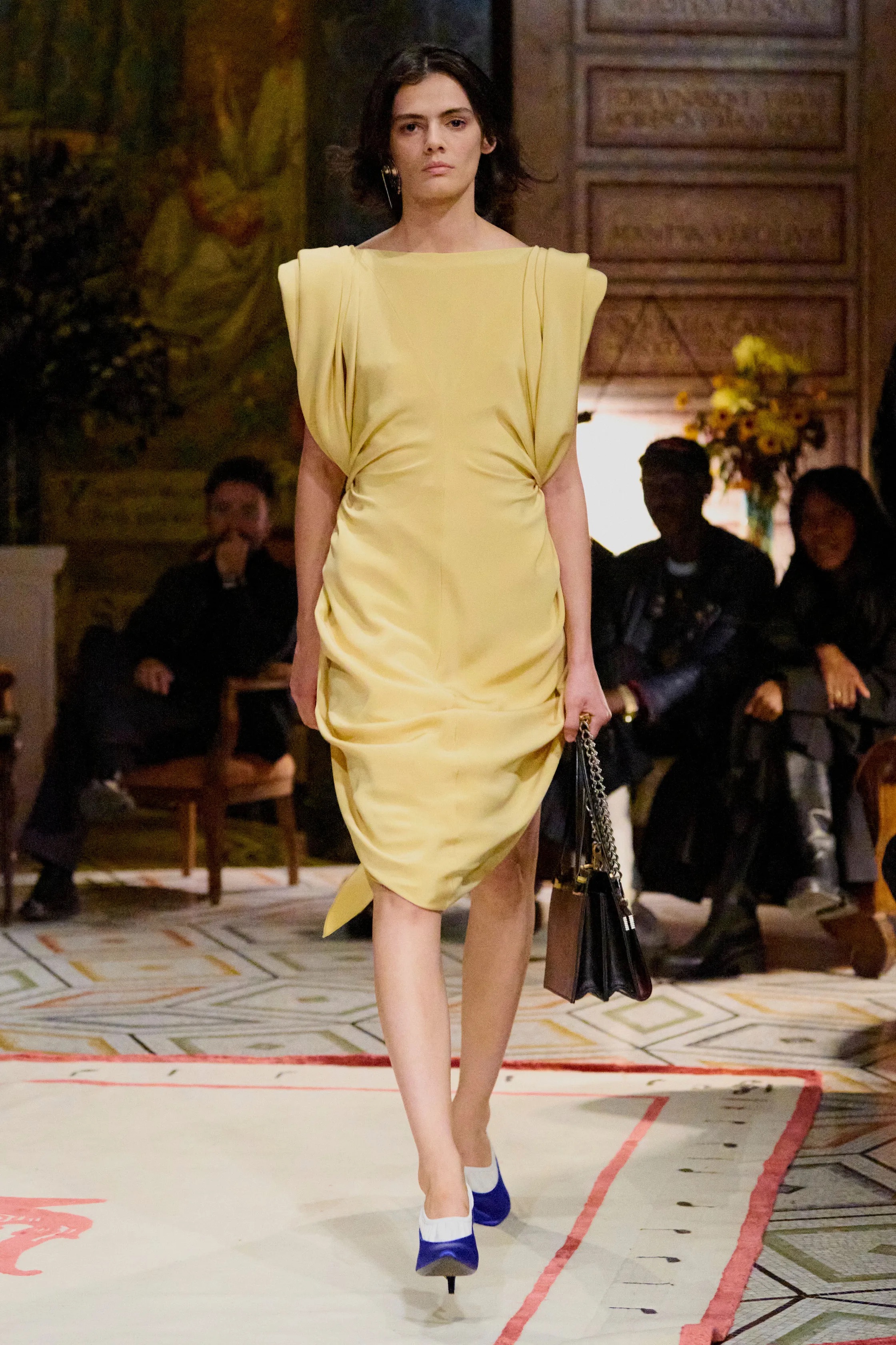 Оранжевый, бельевая эстетика и колорблокинг: Неделя моды в Милане весна-лето 2026 в макро- и микротрендах (фото 27)