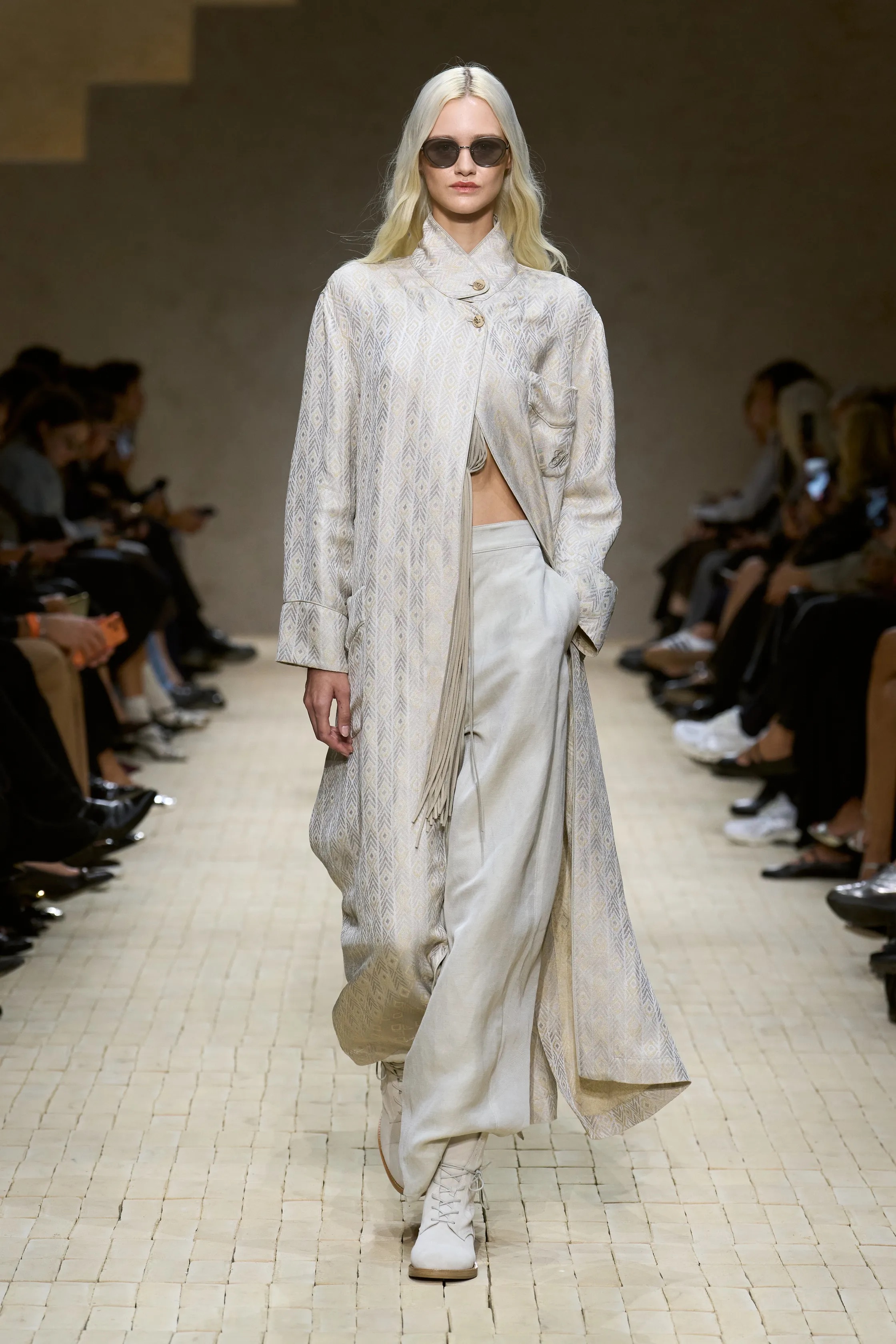 Оранжевый, бельевая эстетика и колорблокинг: Неделя моды в Милане весна-лето 2026 в макро- и микротрендах (фото 47)