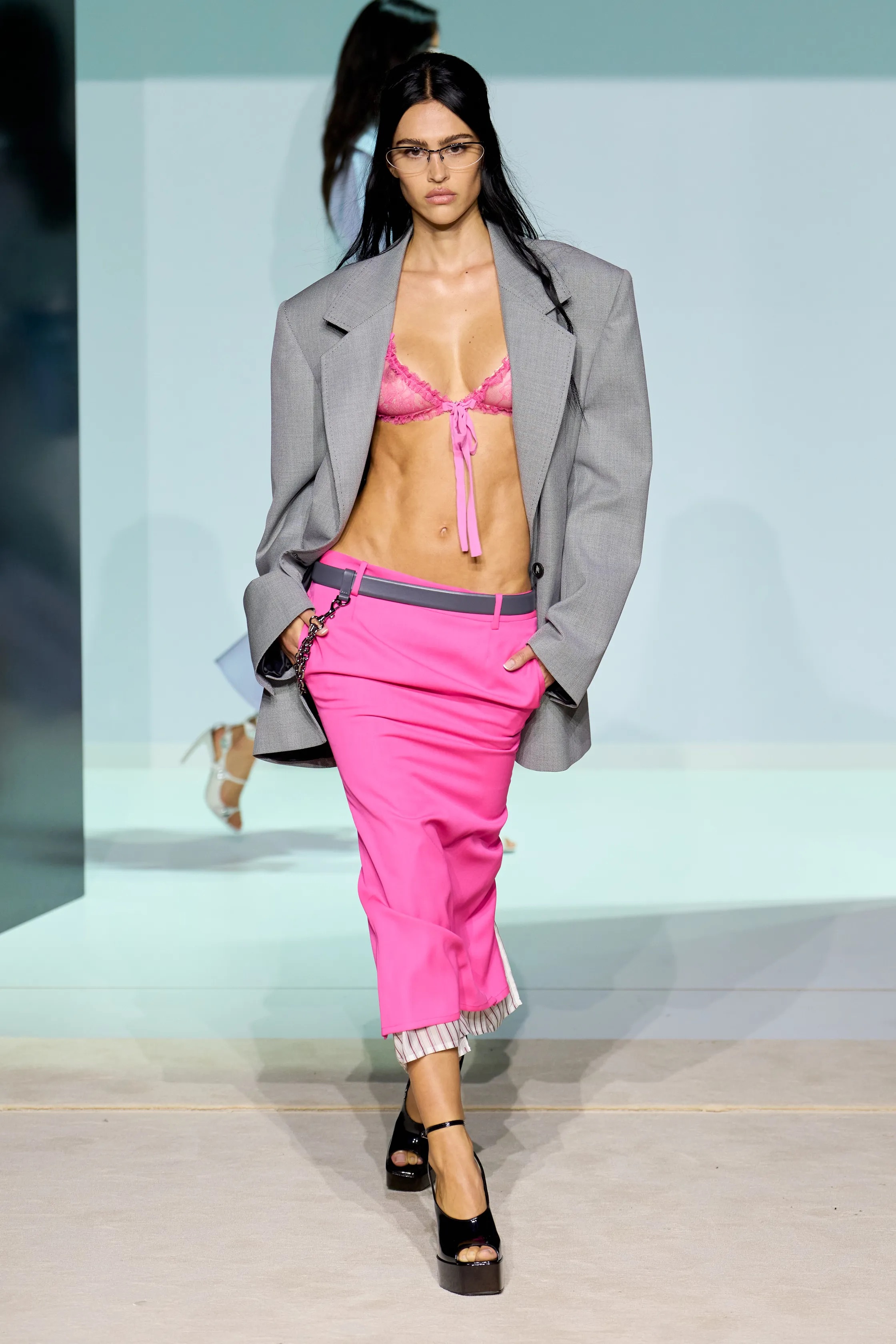 Оранжевый, бельевая эстетика и колорблокинг: Неделя моды в Милане весна-лето 2026 в макро- и микротрендах (фото 62)