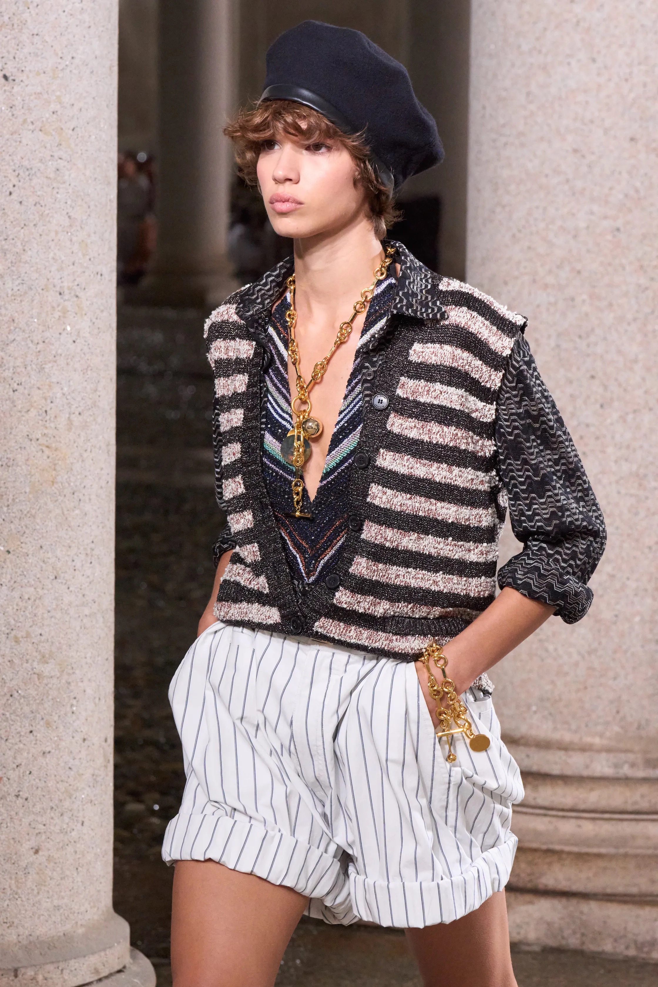 Оранжевый, бельевая эстетика и колорблокинг: Неделя моды в Милане весна-лето 2026 в макро- и микротрендах (фото 77)