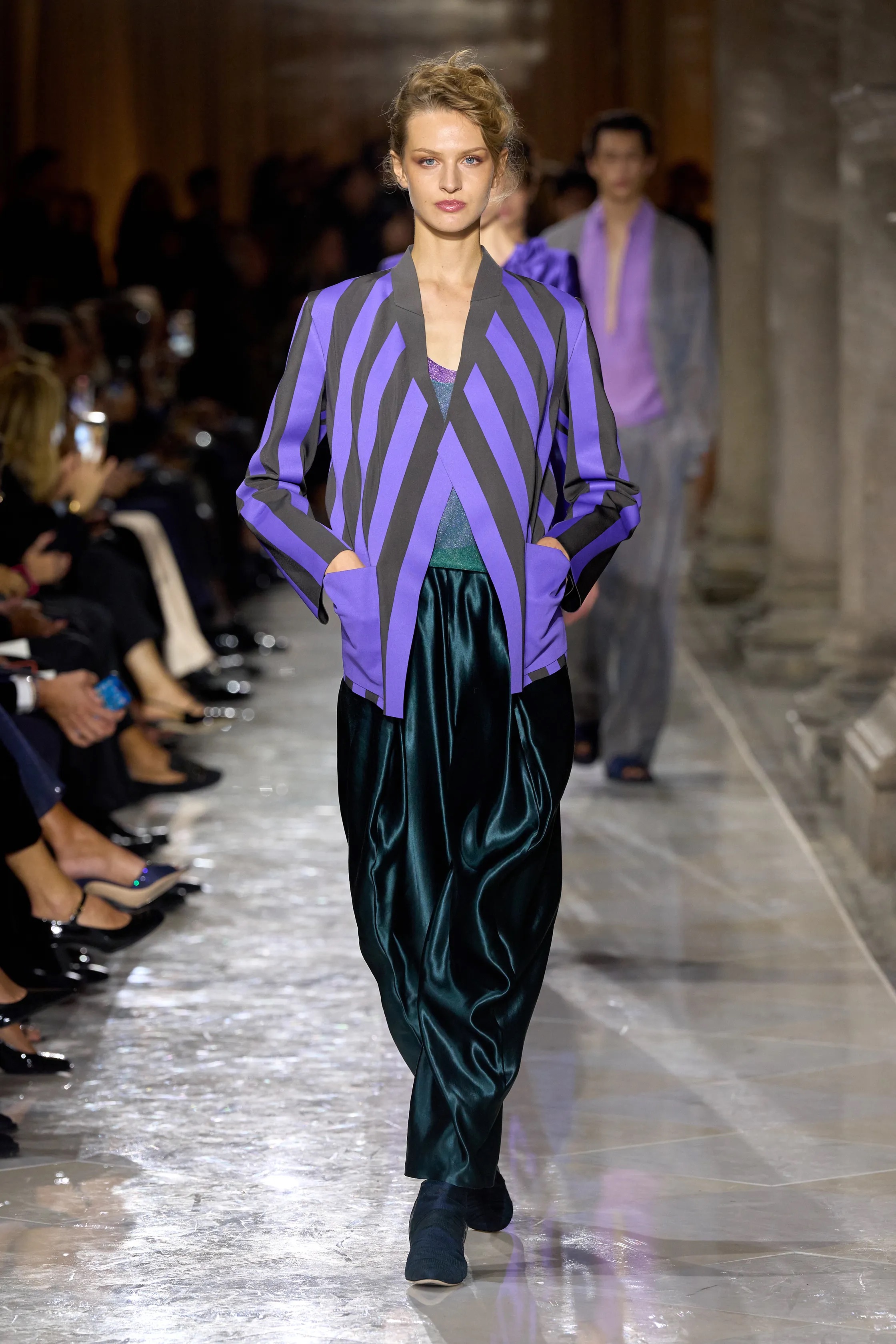 Оранжевый, бельевая эстетика и колорблокинг: Неделя моды в Милане весна-лето 2026 в макро- и микротрендах (фото 78)