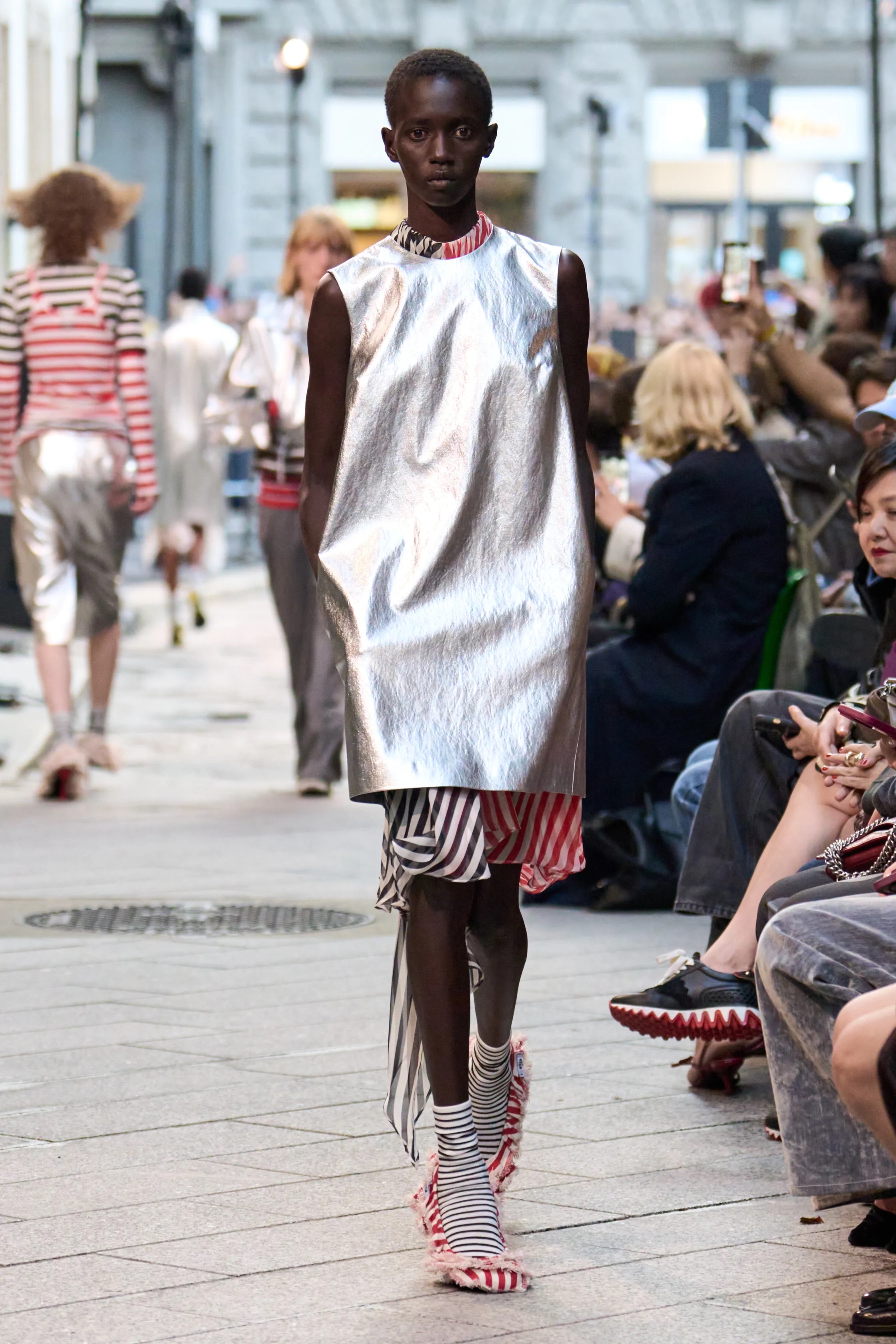 Оранжевый, бельевая эстетика и колорблокинг: Неделя моды в Милане весна-лето 2026 в макро- и микротрендах (фото 88)