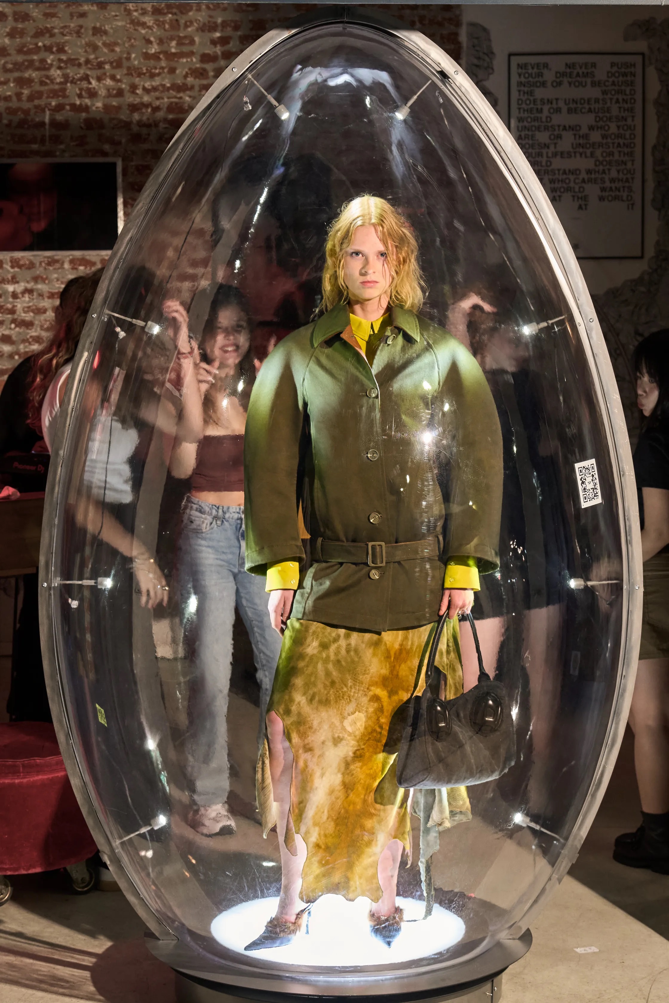 Оранжевый, бельевая эстетика и колорблокинг: Неделя моды в Милане весна-лето 2026 в макро- и микротрендах (фото 92)