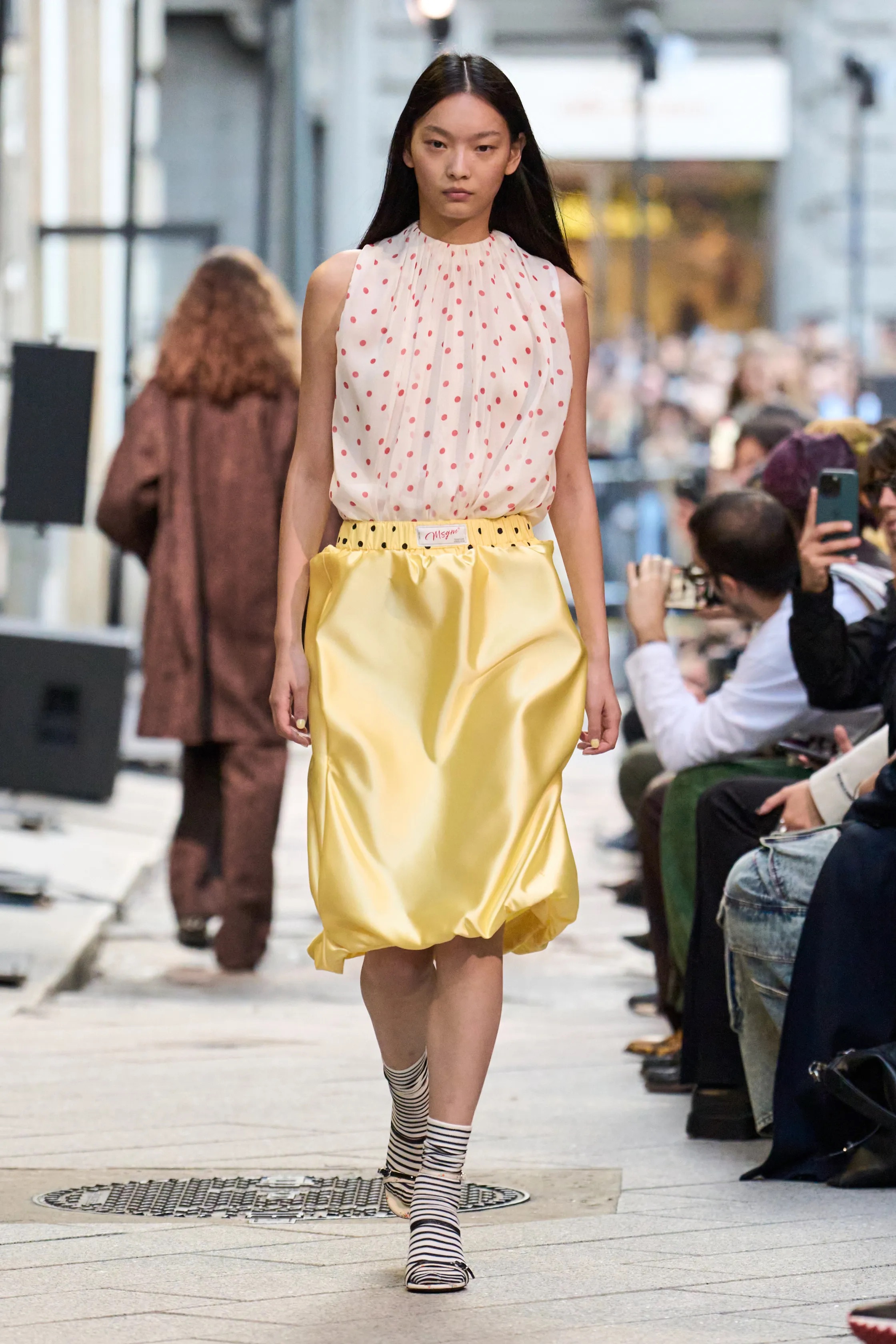 Оранжевый, бельевая эстетика и колорблокинг: Неделя моды в Милане весна-лето 2026 в макро- и микротрендах (фото 36)