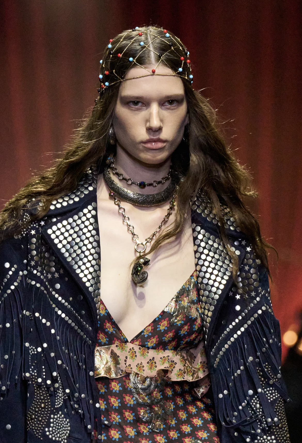 Перья на бровях и укладки «как из пены морской»: бьюти-тренды Недели моды в Милане (фото 8)