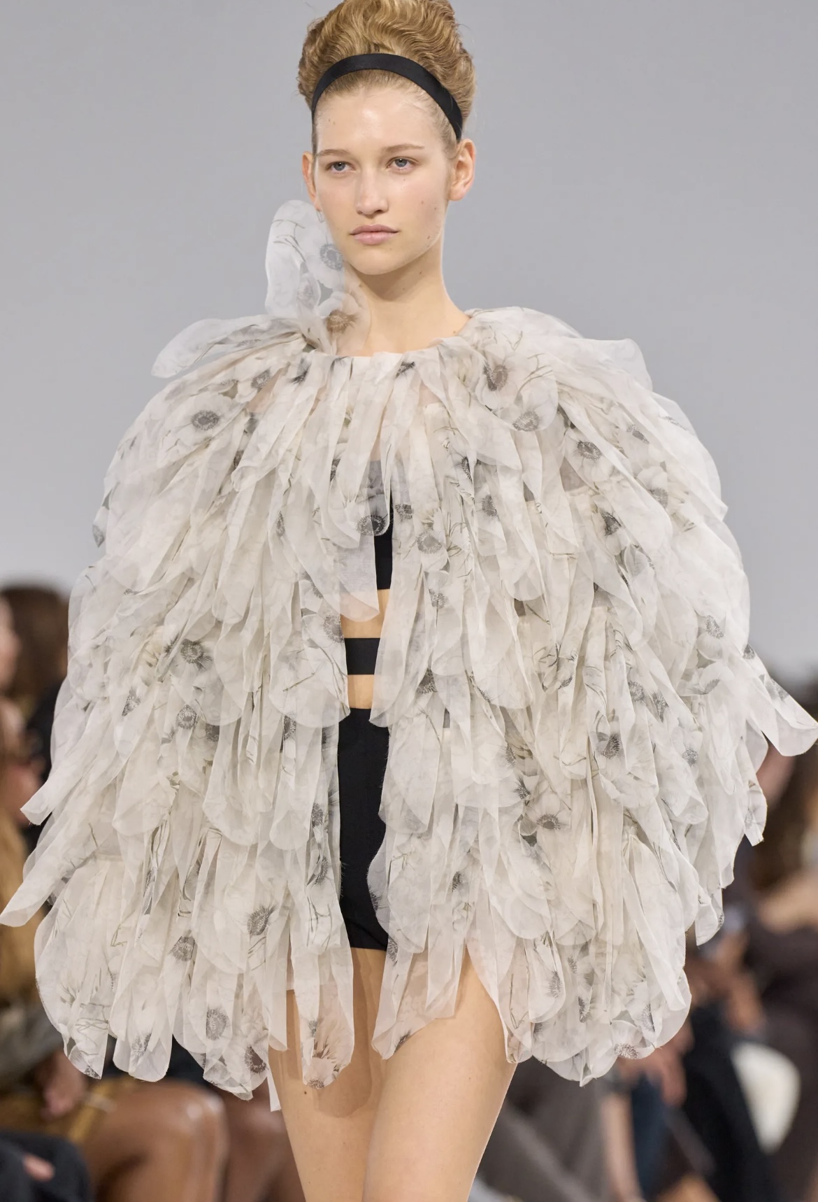 Перья на бровях и укладки «как из пены морской»: бьюти-тренды Недели моды в Милане (фото 9)