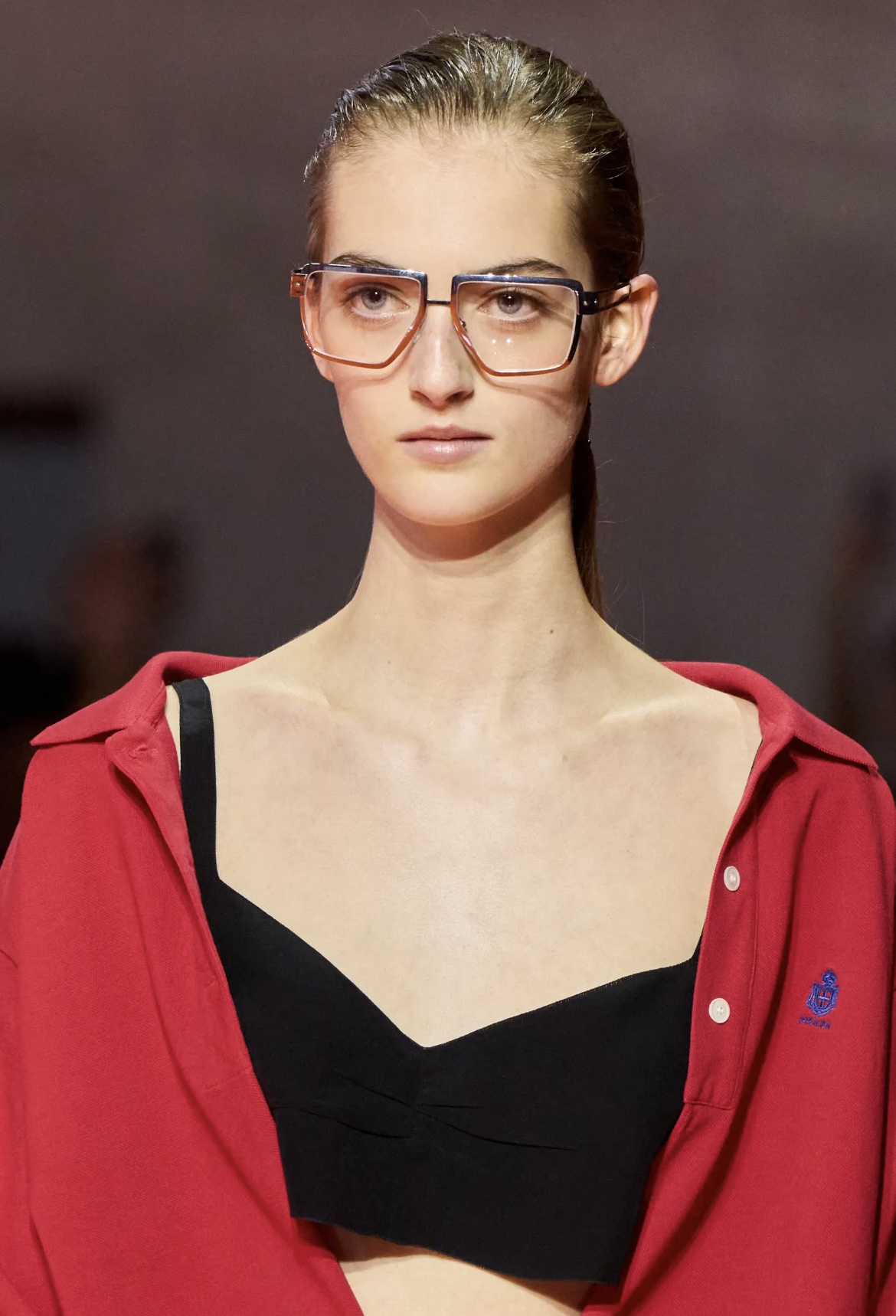 Перья на бровях и укладки «как из пены морской»: бьюти-тренды Недели моды в Милане (фото 10)