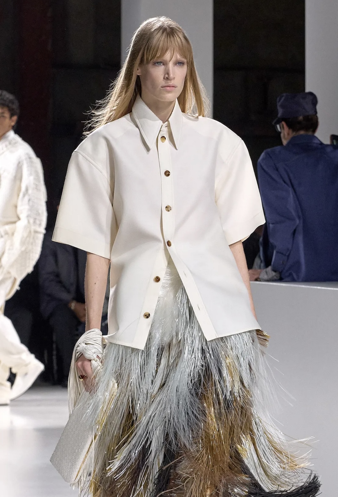 Перья на бровях и укладки «как из пены морской»: бьюти-тренды Недели моды в Милане (фото 11)