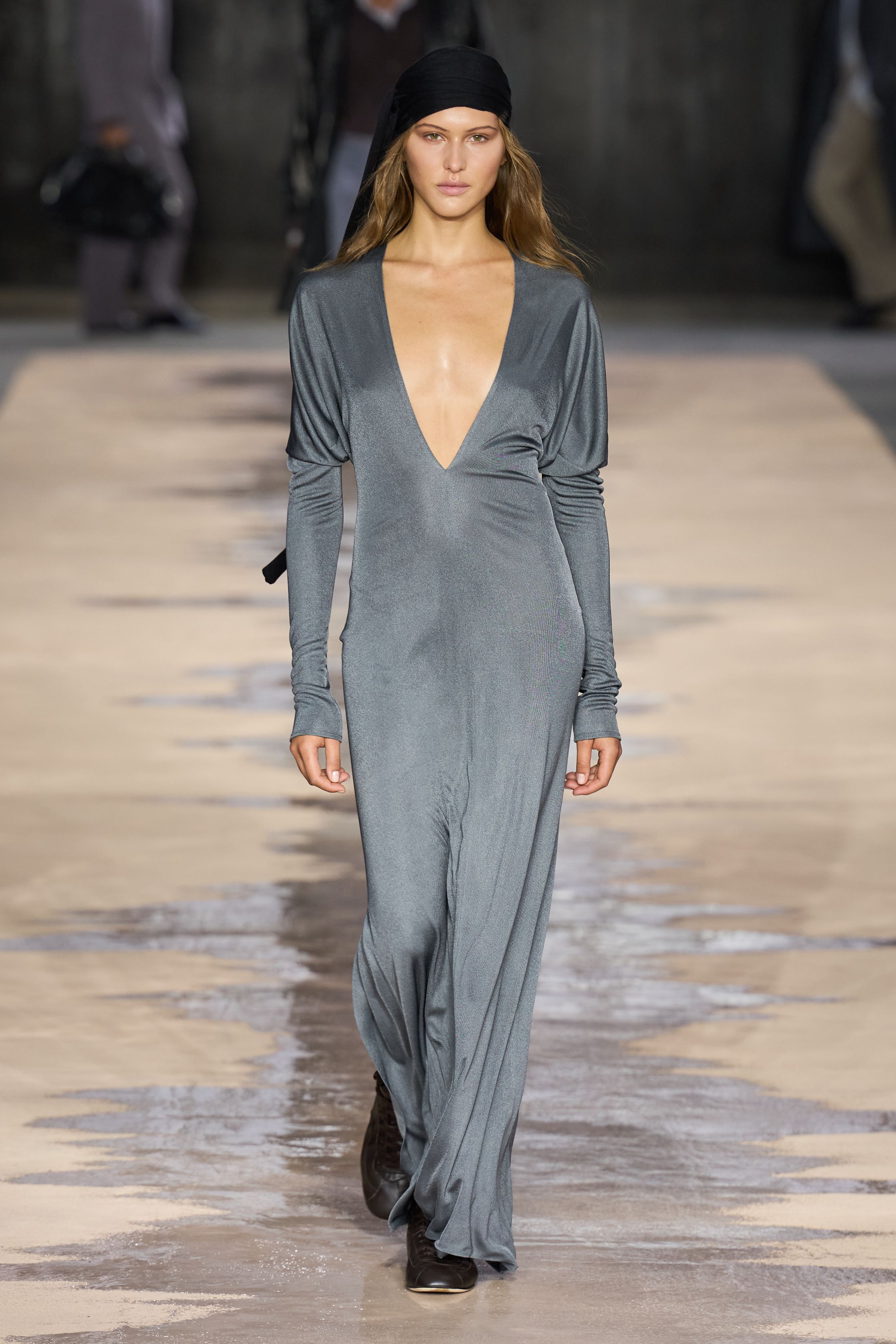 Оранжевый, бельевая эстетика и колорблокинг: Неделя моды в Милане весна-лето 2026 в макро- и микротрендах (фото 25)