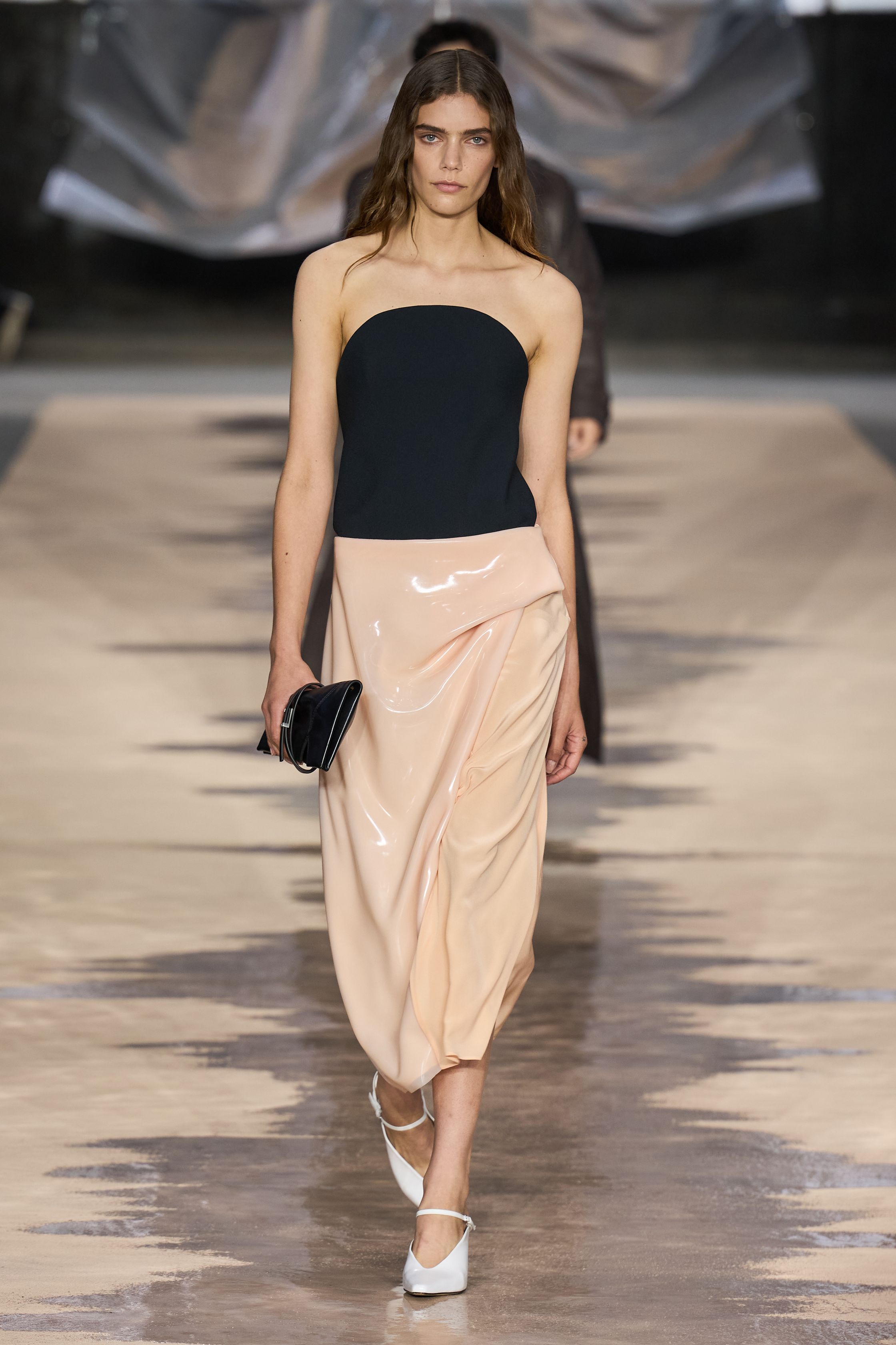 Оранжевый, бельевая эстетика и колорблокинг: Неделя моды в Милане весна-лето 2026 в макро- и микротрендах (фото 61)