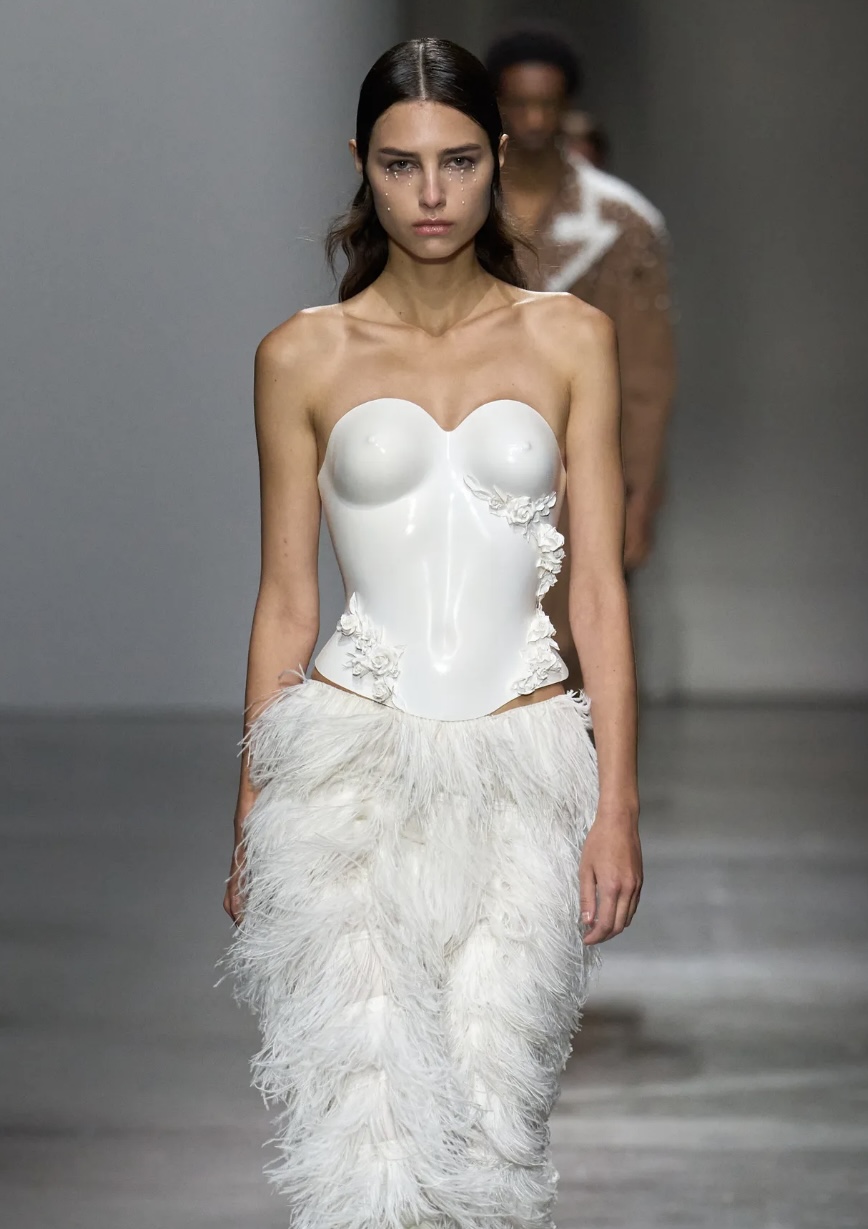 Перья на бровях и укладки «как из пены морской»: бьюти-тренды Недели моды в Милане (фото 24)