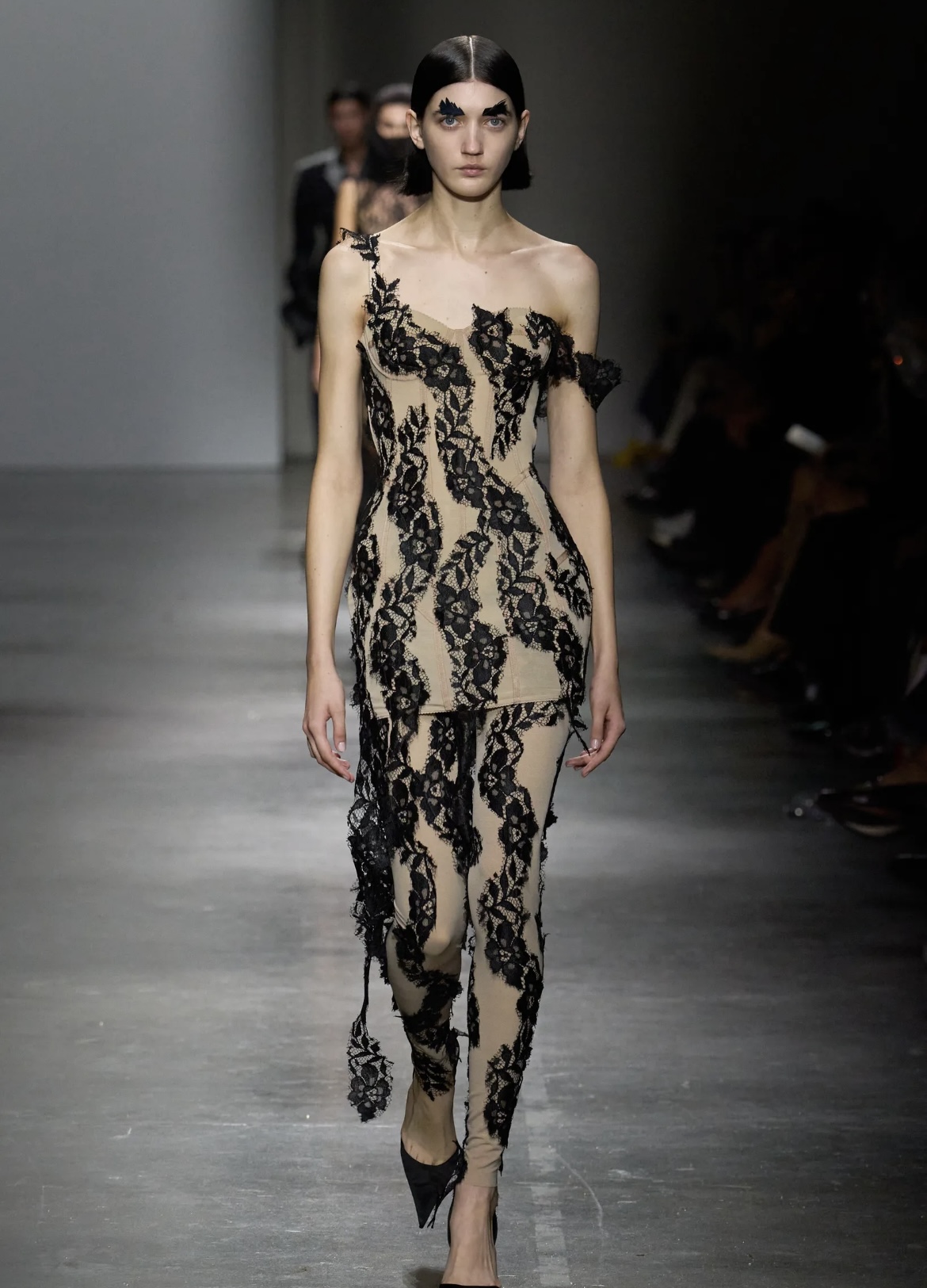 Перья на бровях и укладки «как из пены морской»: бьюти-тренды Недели моды в Милане (фото 23)