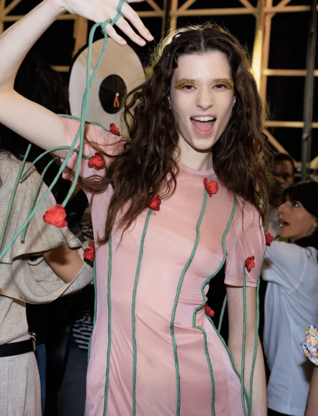 Перья на бровях и укладки «как из пены морской»: бьюти-тренды Недели моды в Милане (фото 21)