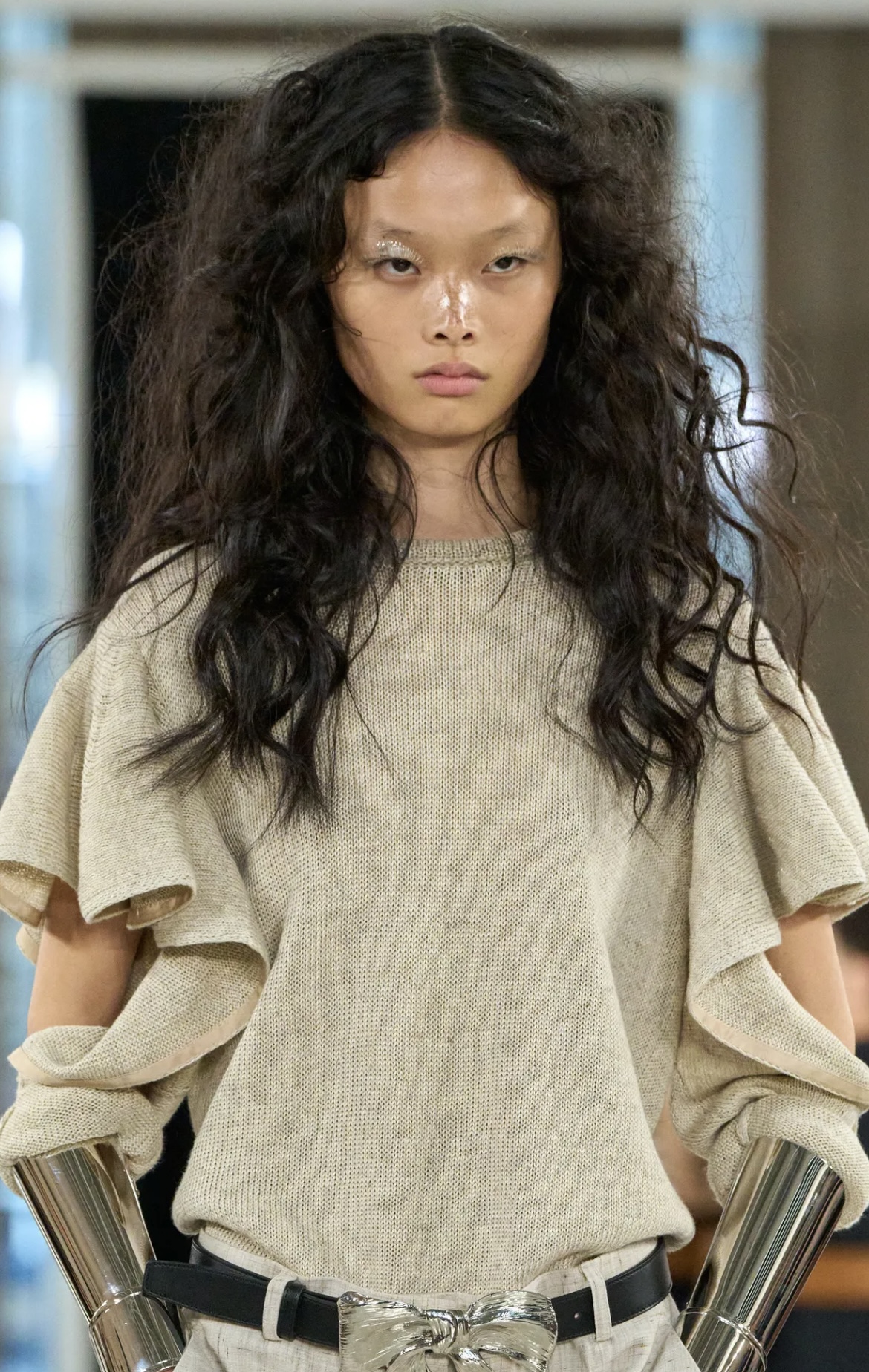 Перья на бровях и укладки «как из пены морской»: бьюти-тренды Недели моды в Милане (фото 22)