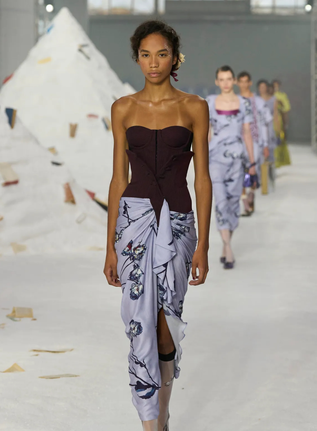 Перья на бровях и укладки «как из пены морской»: бьюти-тренды Недели моды в Милане (фото 25)