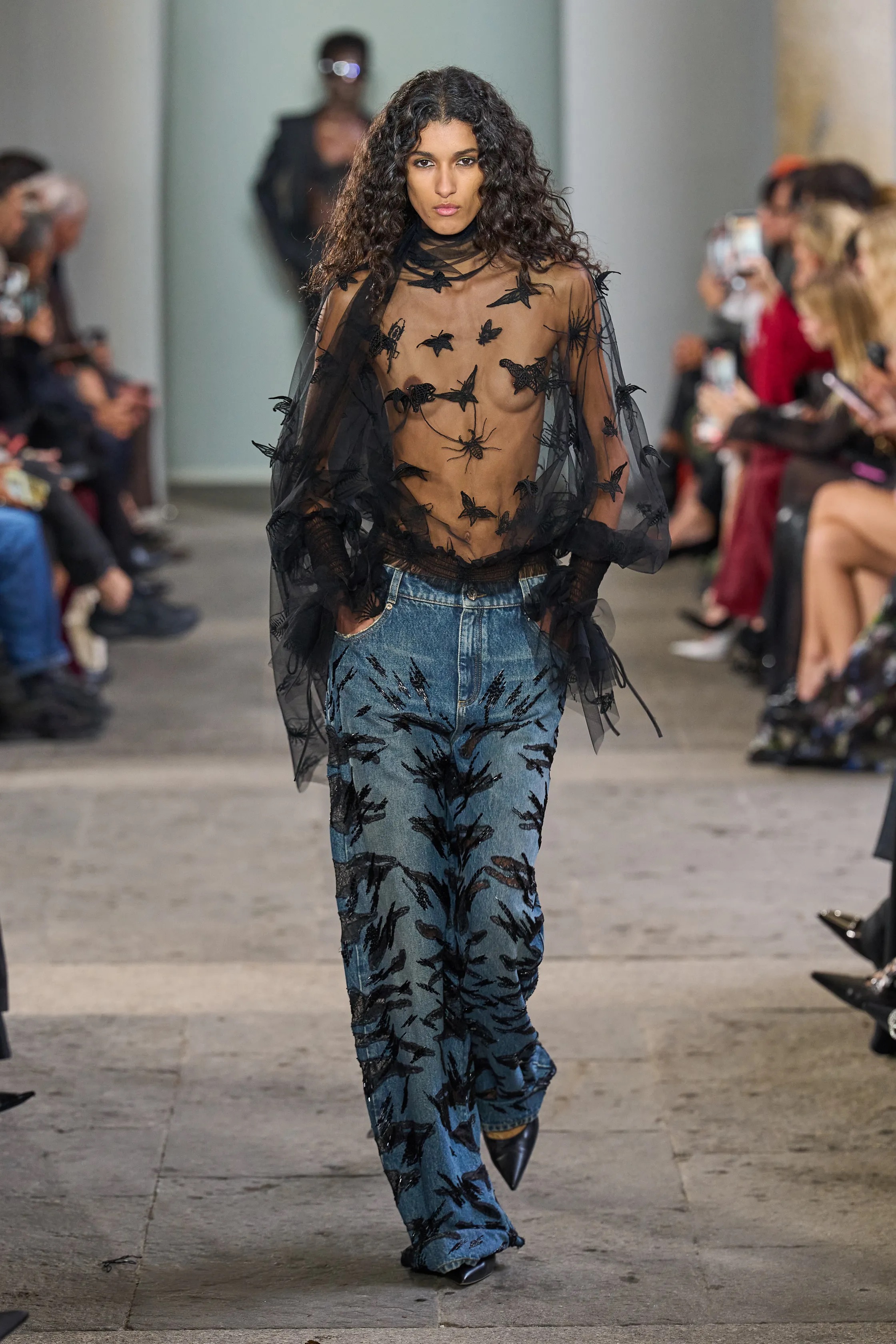 Оранжевый, бельевая эстетика и колорблокинг: Неделя моды в Милане весна-лето 2026 в макро- и микротрендах (фото 42)