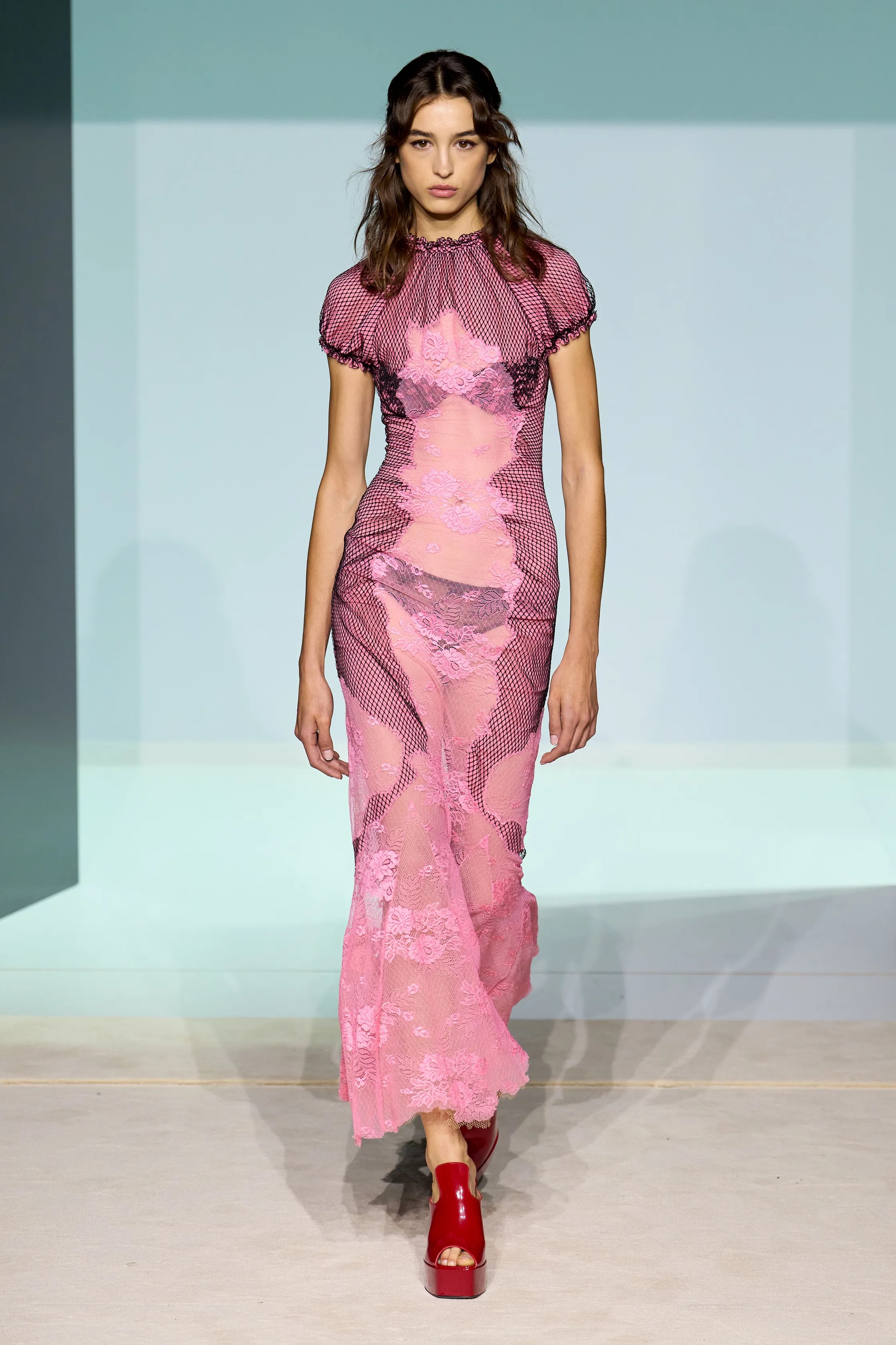 Оранжевый, бельевая эстетика и колорблокинг: Неделя моды в Милане весна-лето 2026 в макро- и микротрендах (фото 39)