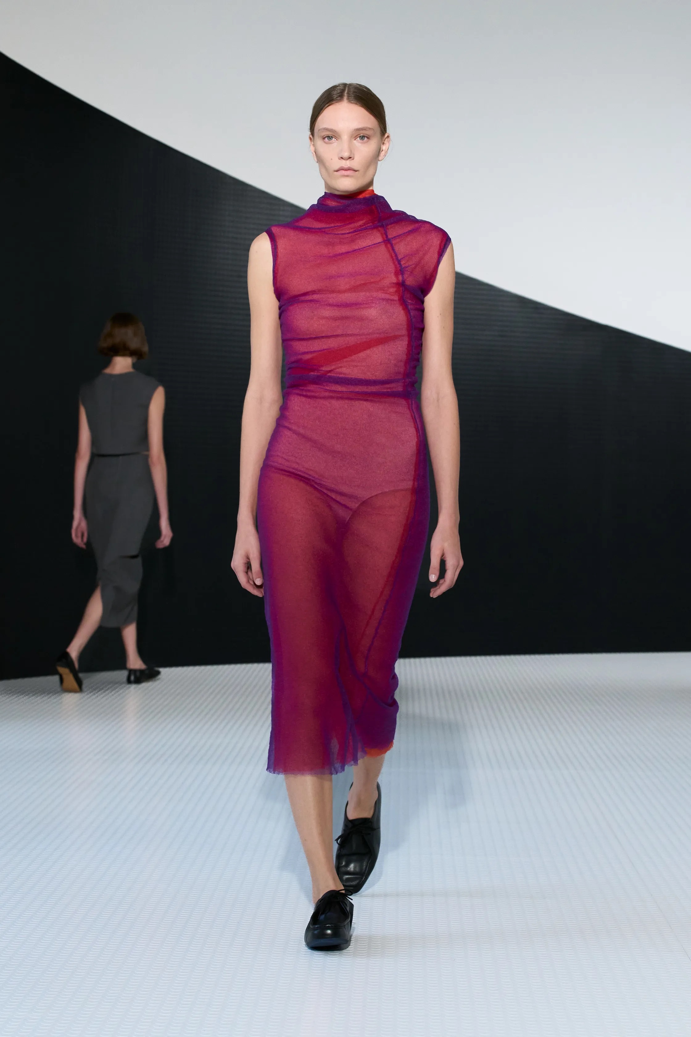 Оранжевый, бельевая эстетика и колорблокинг: Неделя моды в Милане весна-лето 2026 в макро- и микротрендах (фото 37)