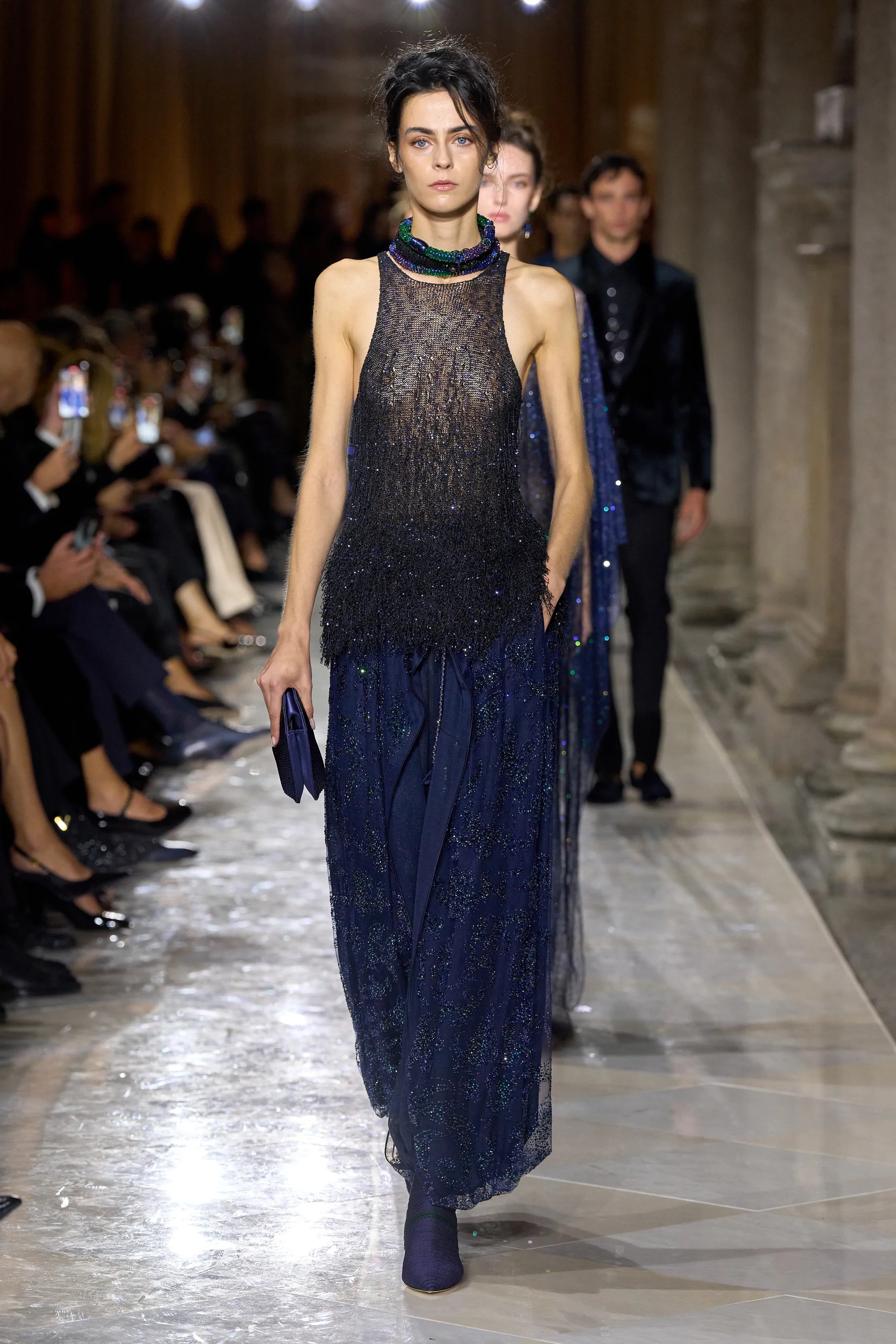 Оранжевый, бельевая эстетика и колорблокинг: Неделя моды в Милане весна-лето 2026 в макро- и микротрендах (фото 41)