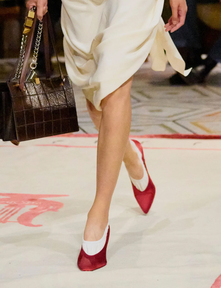 Оранжевый, бельевая эстетика и колорблокинг: Неделя моды в Милане весна-лето 2026 в макро- и микротрендах (фото 109)