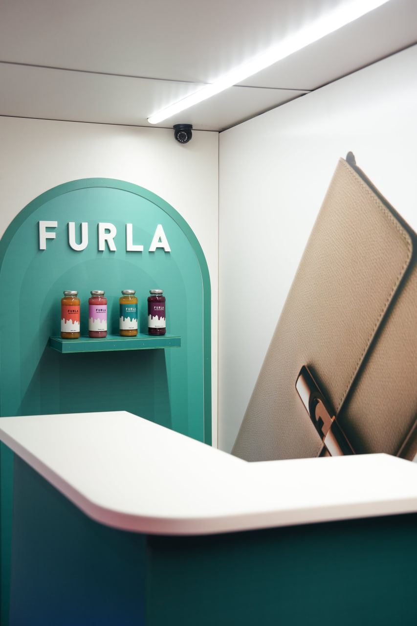 Бренд Furla представил передвижной бьюти-салон Iride Nail Bar (фото 8)