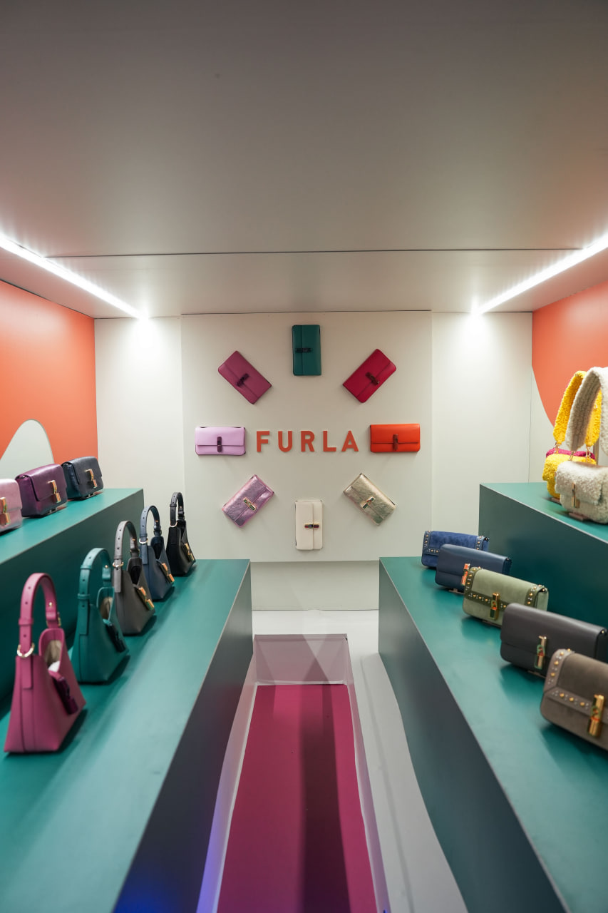 Бренд Furla представил передвижной бьюти-салон Iride Nail Bar (фото 9)