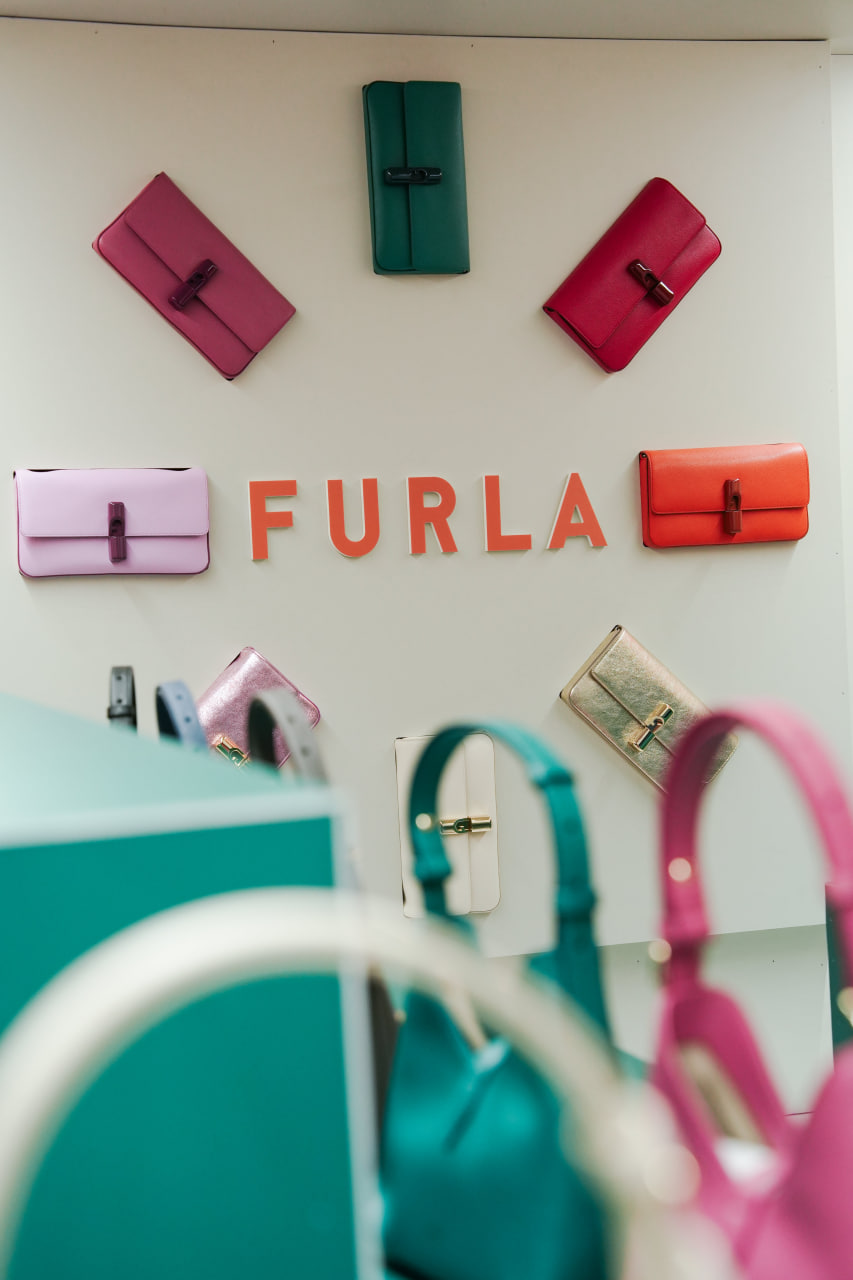 Бренд Furla представил передвижной бьюти-салон Iride Nail Bar (фото 6)