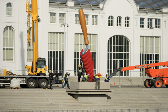 У пространства «ГЭС-2» поставили новую скульптуру (фото 1)