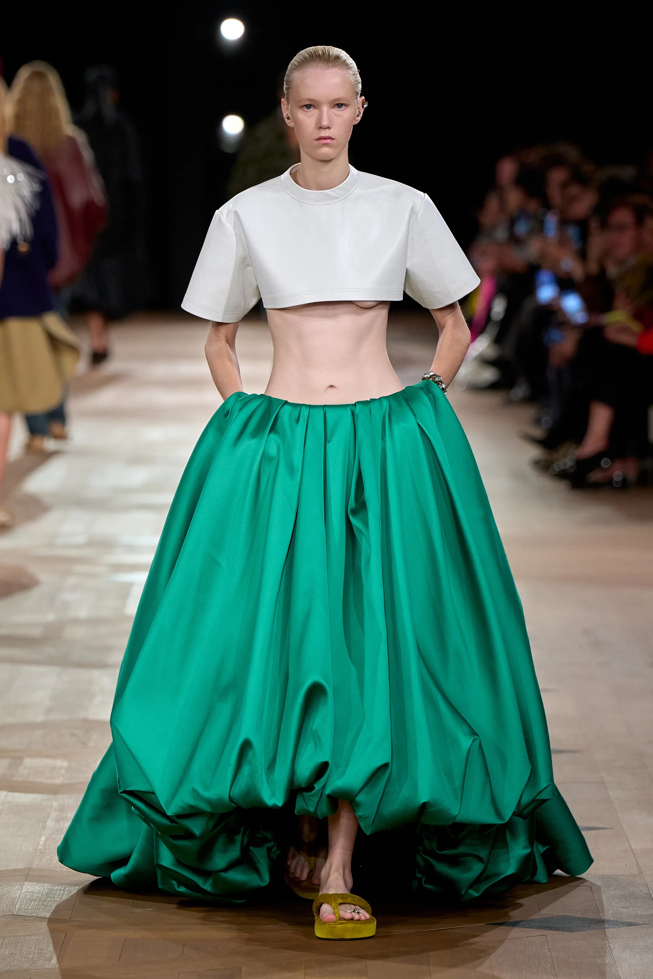 «Взболтать, но не смешивать»: Ольга Карпуть — о дебютной коллекции Пьерпаоло Пиччоли для Balenciaga (фото 5)