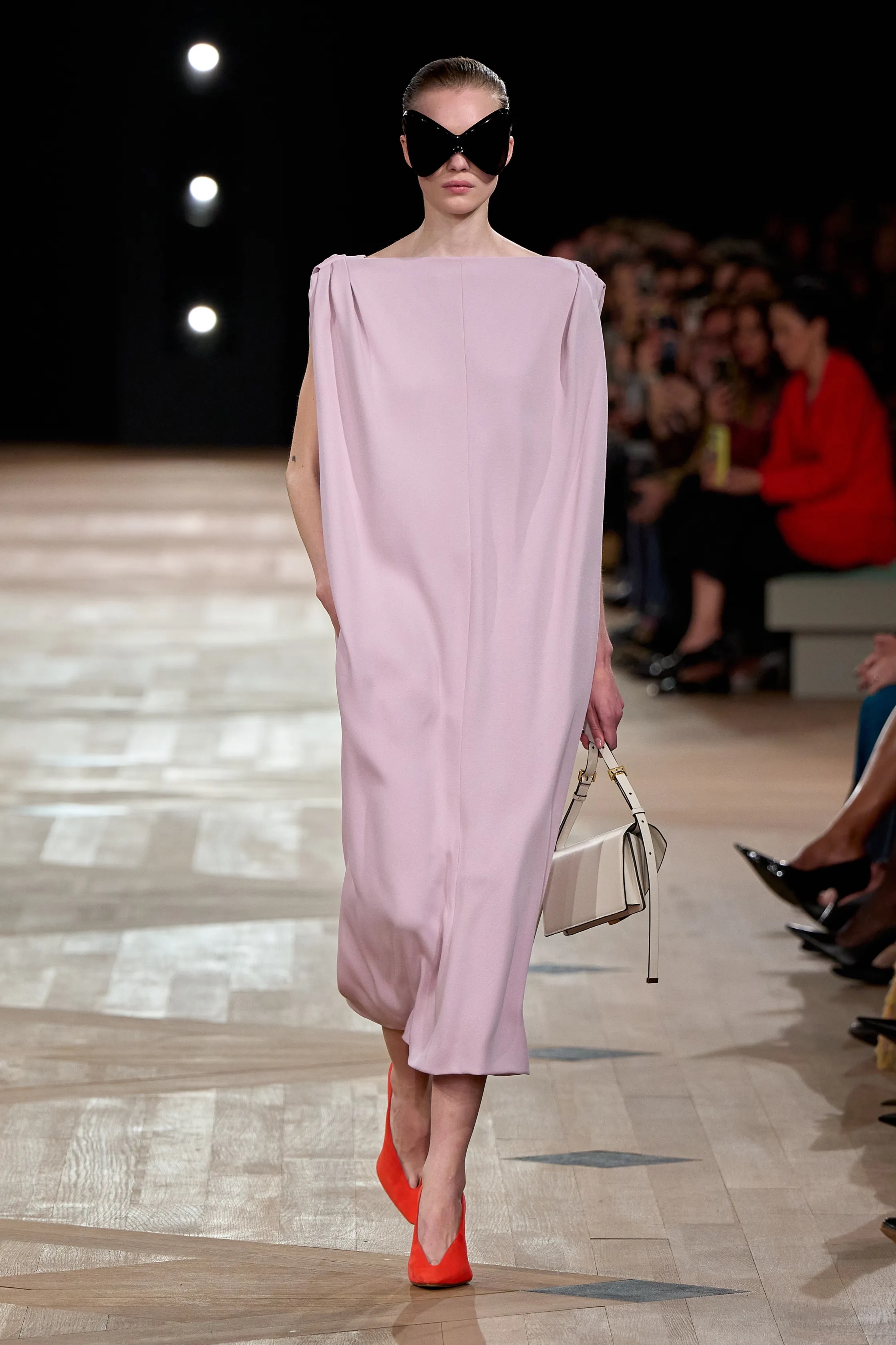 «Взболтать, но не смешивать»: Ольга Карпуть — о дебютной коллекции Пьерпаоло Пиччоли для Balenciaga (фото 13)