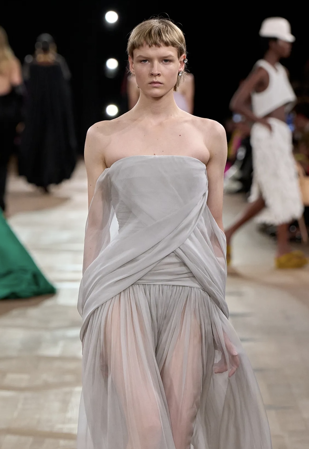 Все оттенки розового и неконвенциональные челки: бьюти-тренды Недели моды в Париже (фото 3)