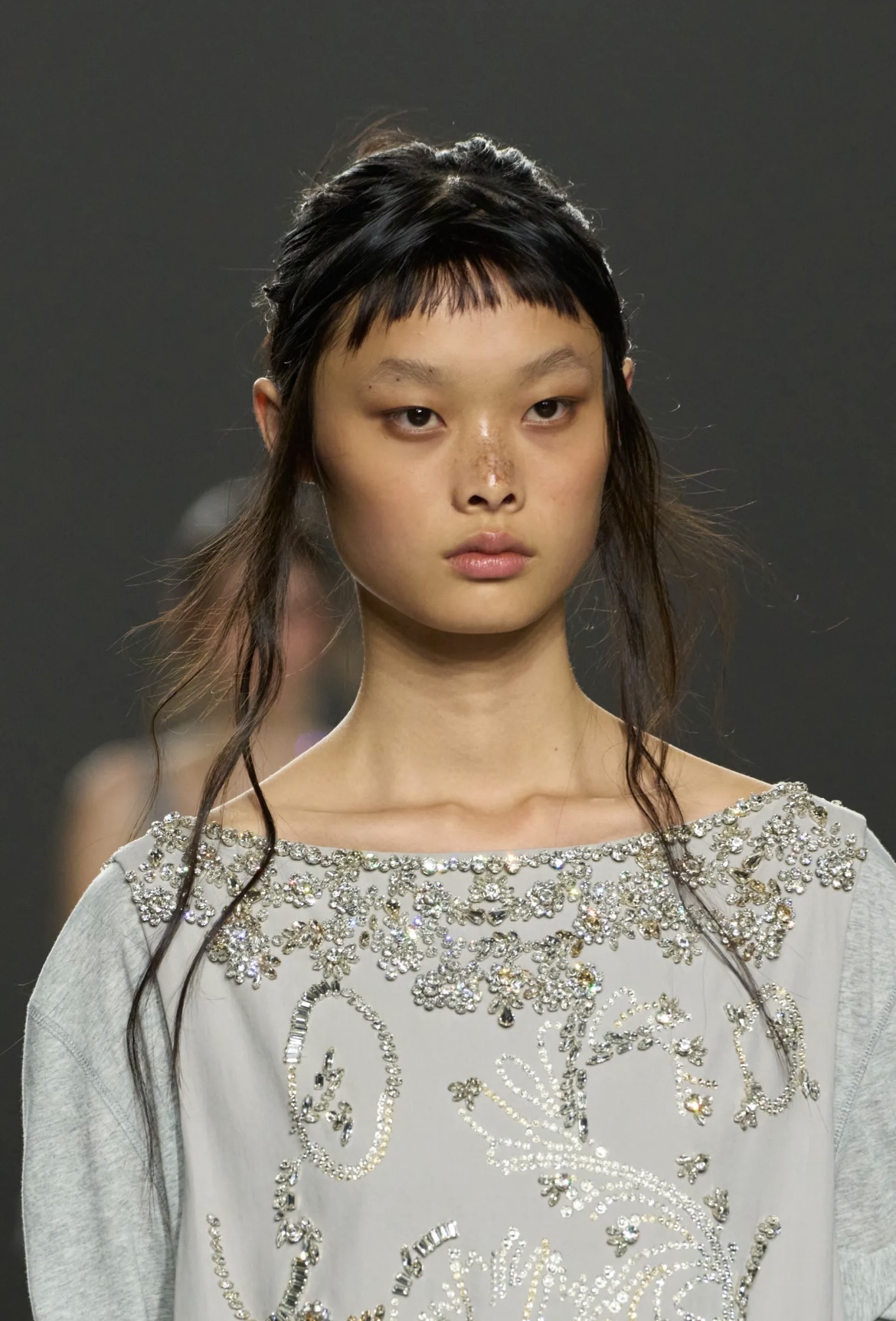 Все оттенки розового и неконвенциональные челки: бьюти-тренды Недели моды в Париже (фото 1)