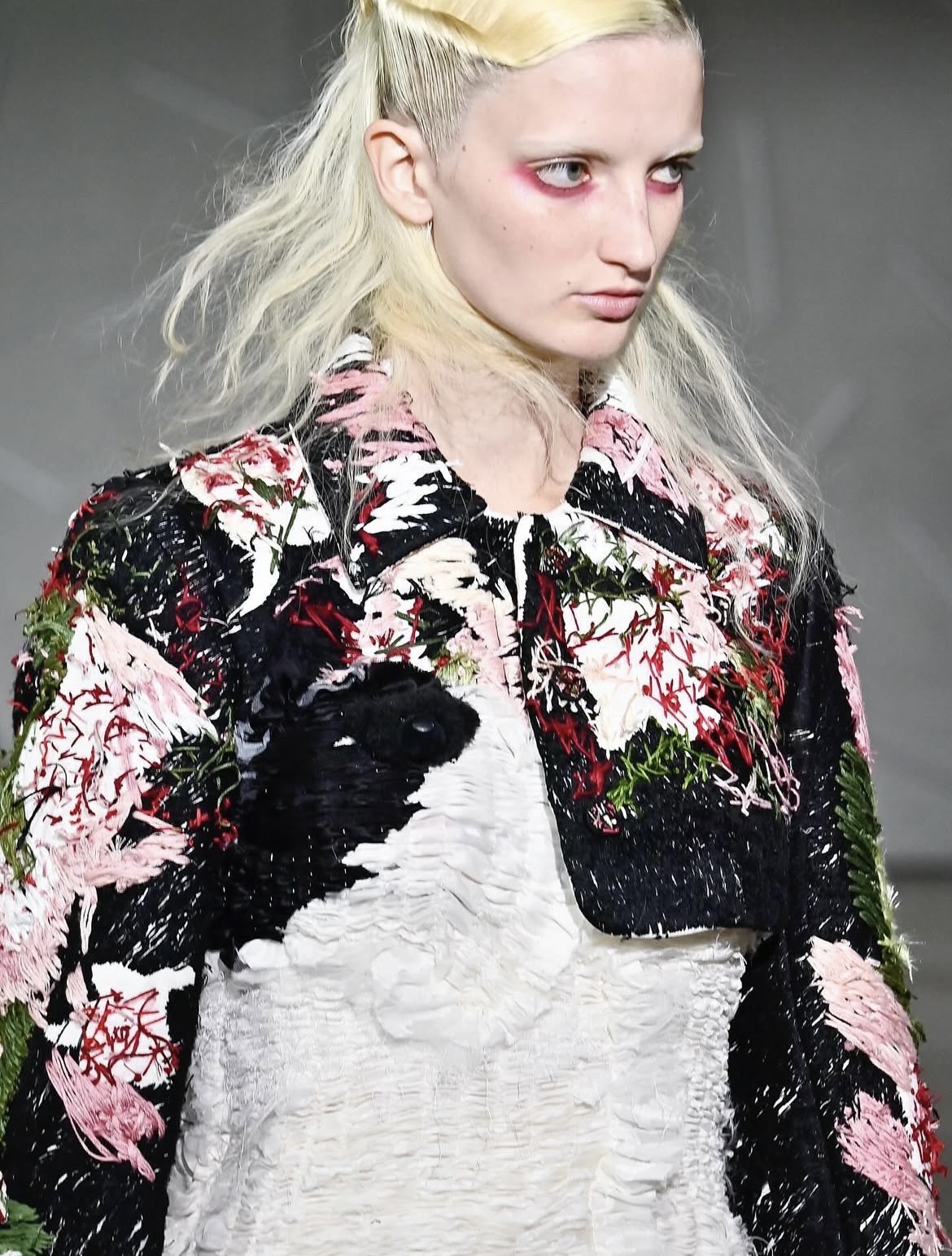 Все оттенки розового и неконвенциональные челки: бьюти-тренды Недели моды в Париже (фото 7)