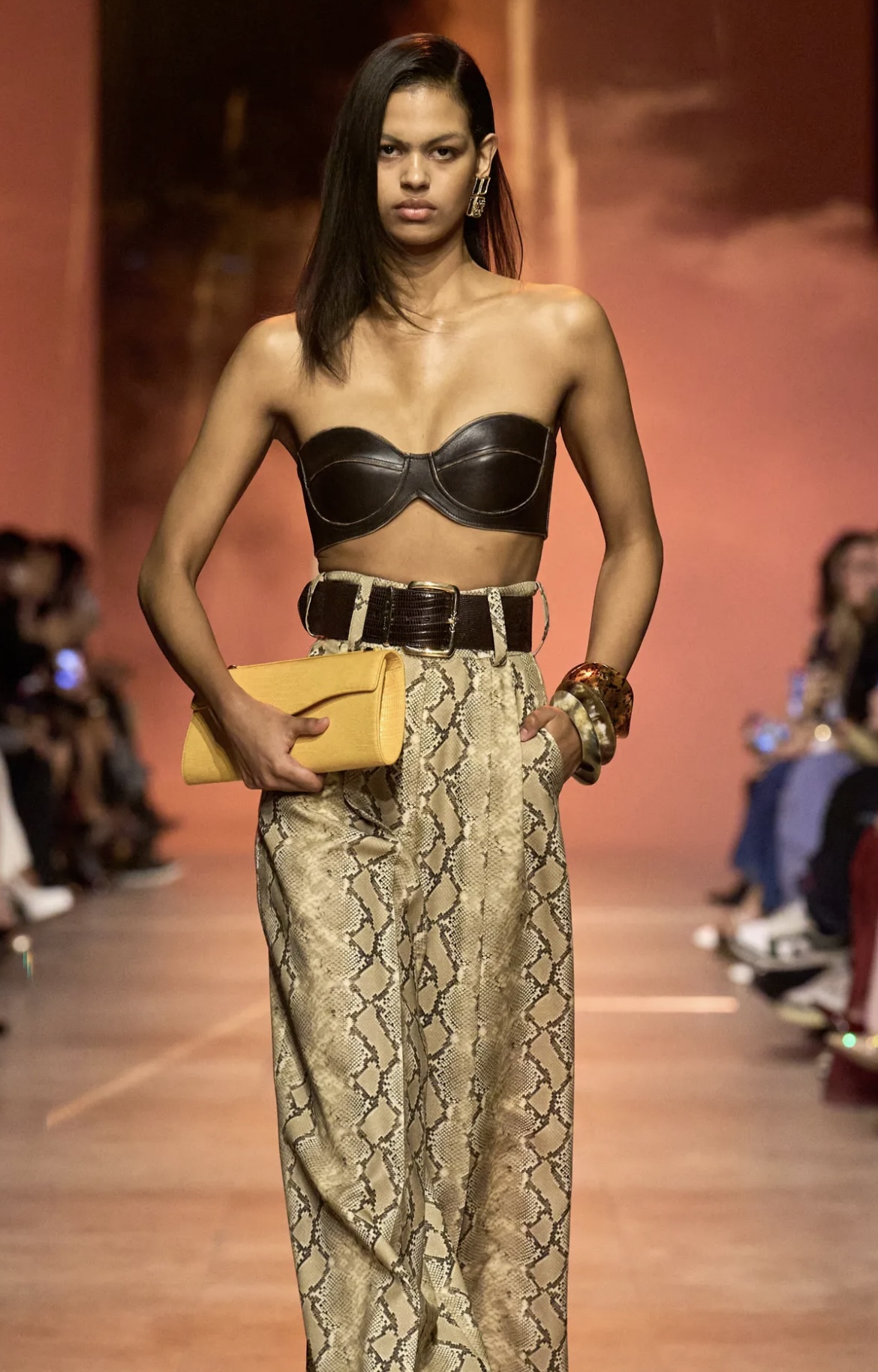 Все оттенки розового и неконвенциональные челки: бьюти-тренды Недели моды в Париже (фото 16)